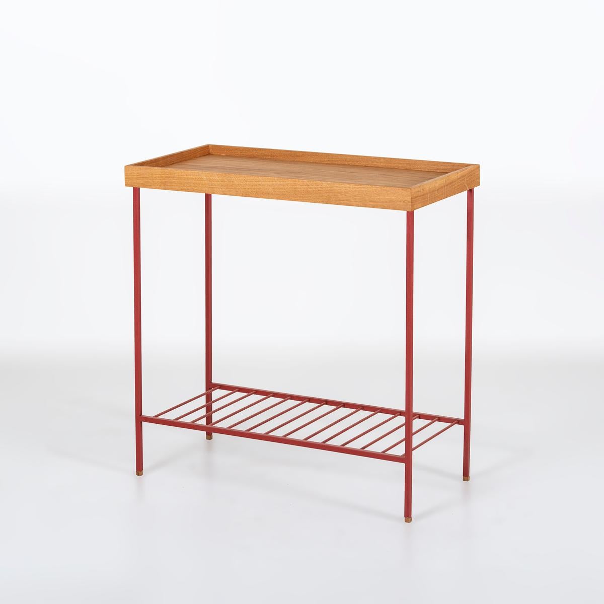 Breiter Beistelltisch / Pflanzenständer aus Massivholz - EDGE Serie, mit farbigen Metallbeinen (Moderne) im Angebot
