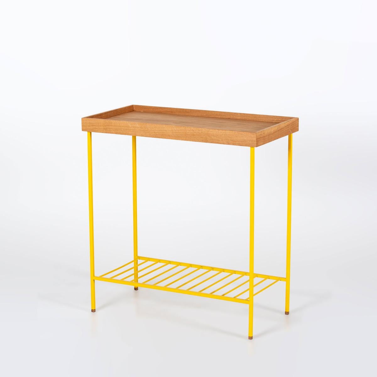Breiter Beistelltisch / Pflanzenständer aus Massivholz - EDGE Serie, mit farbigen Metallbeinen (Türkisch) im Angebot
