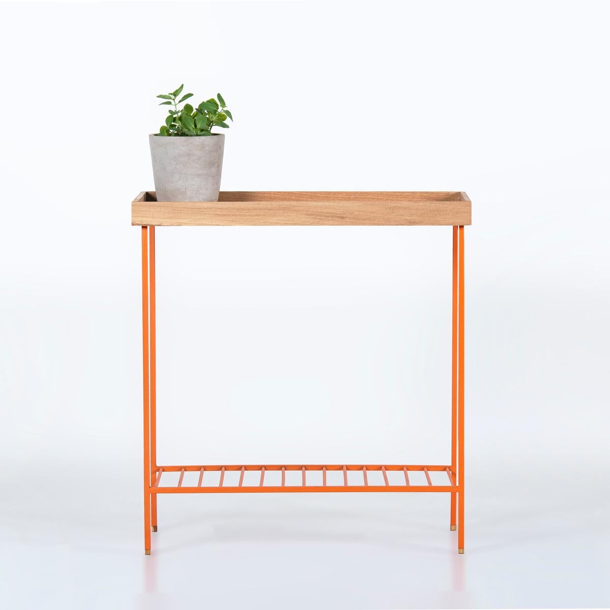 Fait main Large table d'appoint / Plant Stand en Wood Wood Wood - Série EDGE, avec pieds en métal coloré en vente