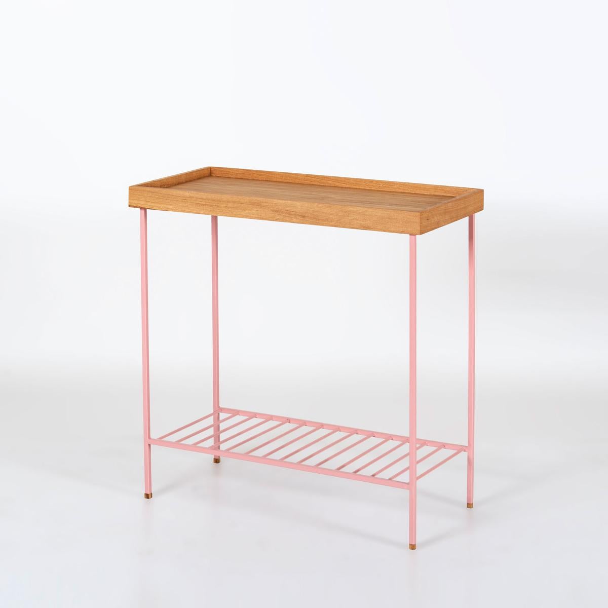 Breiter Beistelltisch / Pflanzenständer aus Massivholz - EDGE Serie, mit farbigen Metallbeinen (Handgefertigt) im Angebot