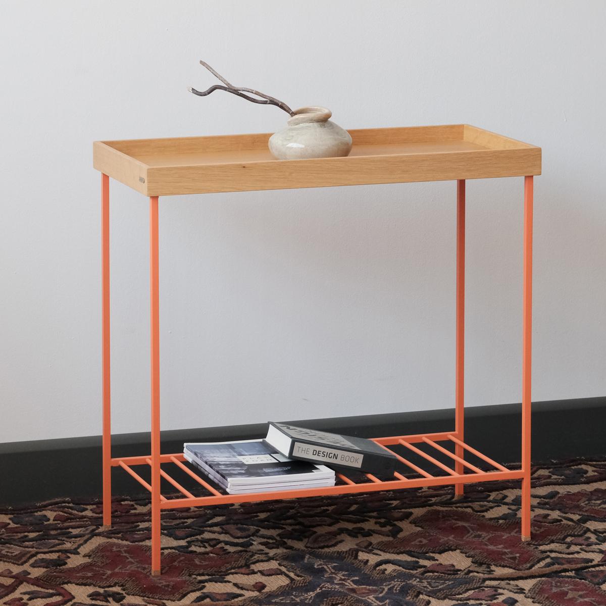 Breiter Beistelltisch / Pflanzenständer aus Massivholz - EDGE Serie, mit farbigen Metallbeinen im Zustand „Neu“ im Angebot in İzmir, İzmir
