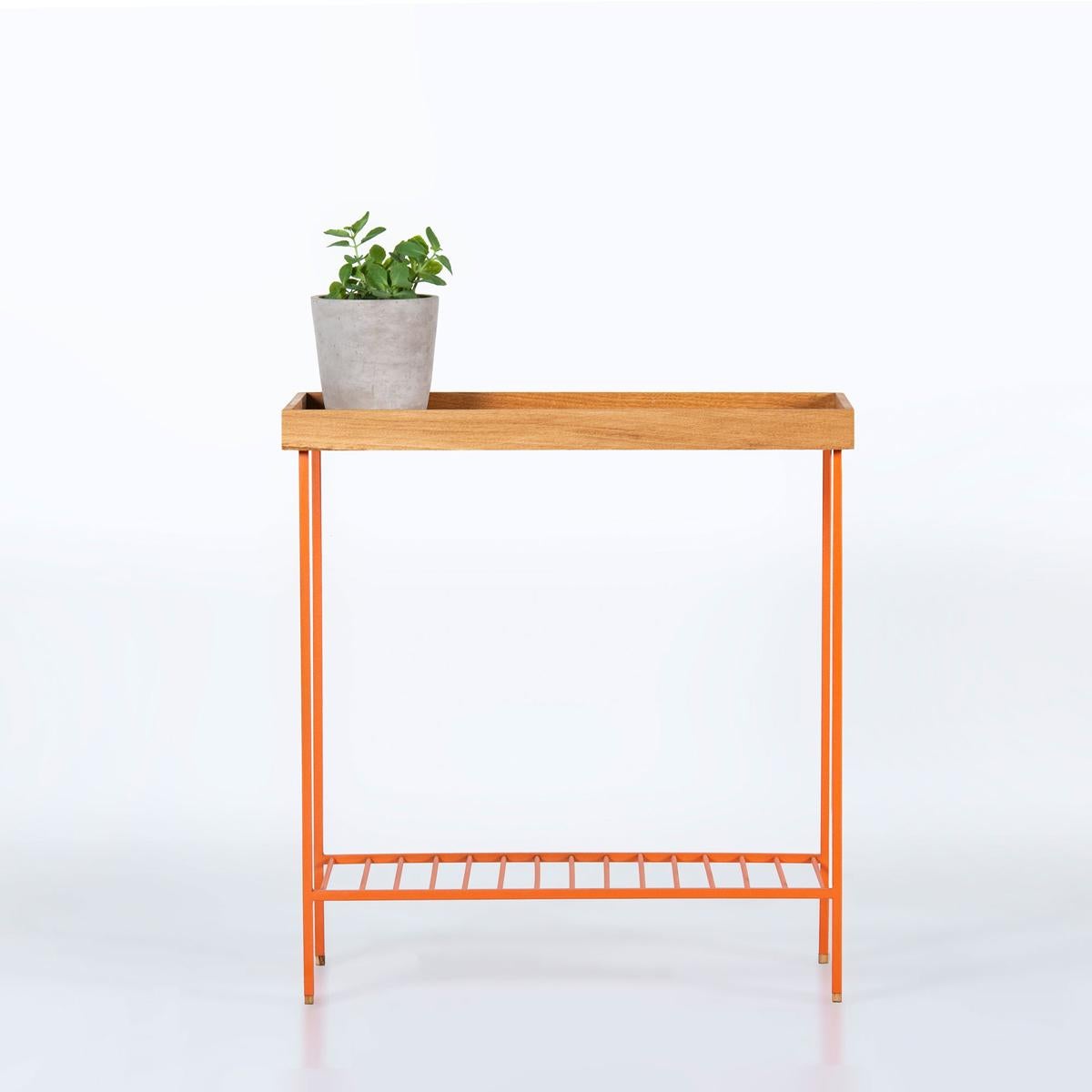 Breiter Beistelltisch / Pflanzenständer aus Massivholz - EDGE Serie, mit farbigen Metallbeinen (Holz) im Angebot