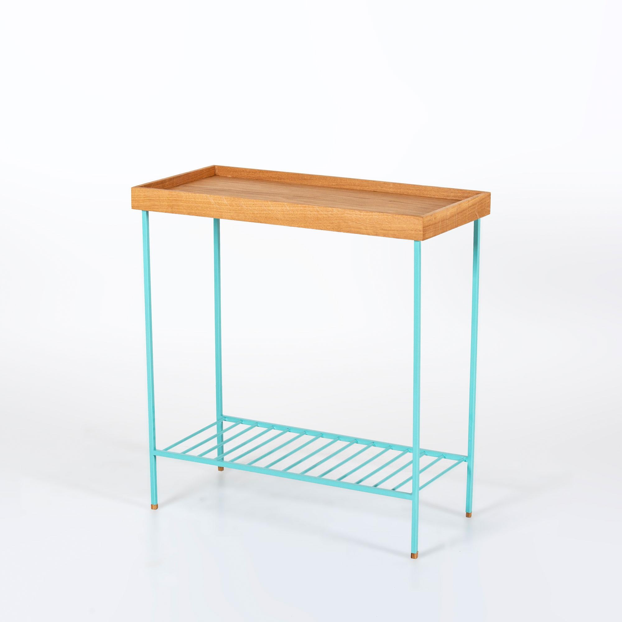 Breiter Beistelltisch / Pflanzenständer aus Massivholz - EDGE Serie, mit farbigen Metallbeinen