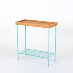 Breiter Beistelltisch / Pflanzenständer aus Massivholz - EDGE Serie, mit farbigen Metallbeinen