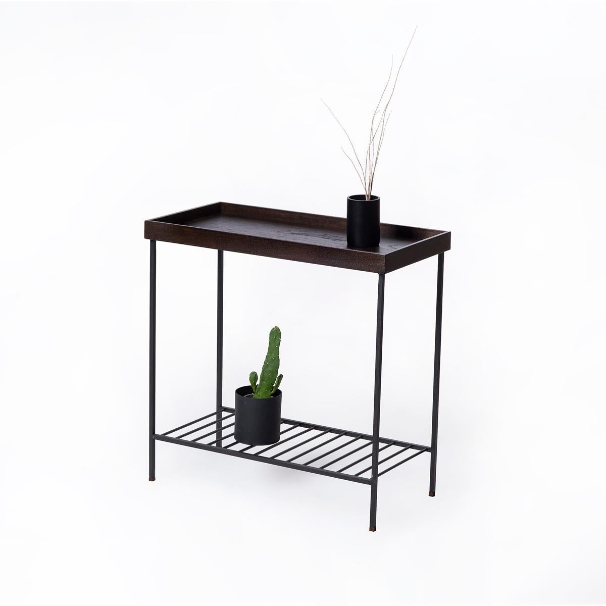 Der breite Beistelltisch / Pflanzenständer aus Massivholz der EDGE-Serie ist eine perfekte Mischung aus zeitloser Handwerkskunst und moderner Funktionalität. Die aus massivem Eichenholz handgefertigte Tischplatte hebt die reiche, natürliche Maserung