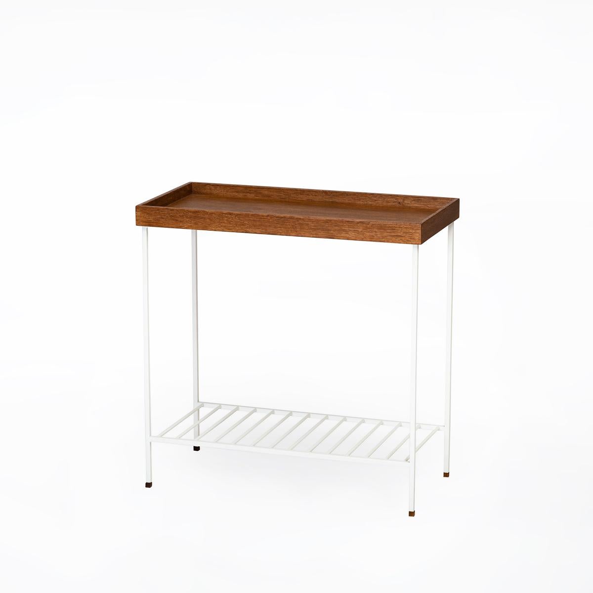 Der breite Beistelltisch / Pflanzenständer aus Massivholz der EDGE-Serie ist eine perfekte Mischung aus zeitloser Handwerkskunst und moderner Funktionalität. Die aus massivem Eichenholz handgefertigte Tischplatte hebt die reiche, natürliche Maserung