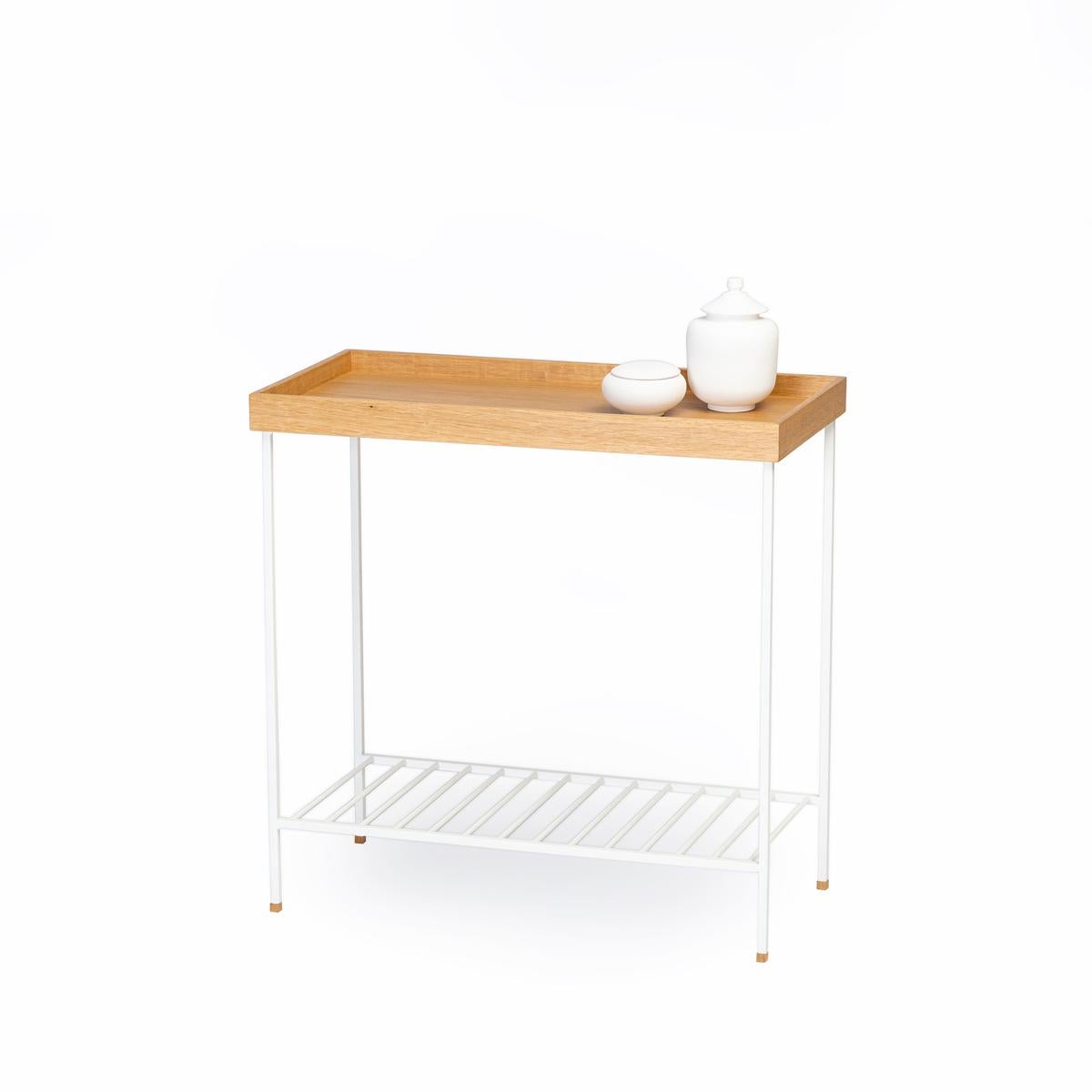 Der breite Beistelltisch / Pflanzenständer aus Massivholz der EDGE-Serie ist eine perfekte Mischung aus zeitloser Handwerkskunst und moderner Funktionalität. Die aus massivem Eichenholz handgefertigte Tischplatte hebt die reiche, natürliche Maserung