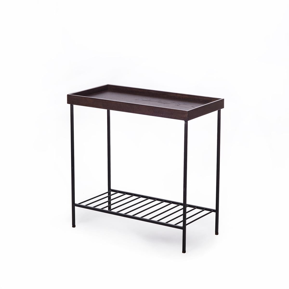 Breiter Beistelltisch / Pflanzenständer aus Massivholz - EDGE Serie, mit Metallbeinen (Moderne) im Angebot