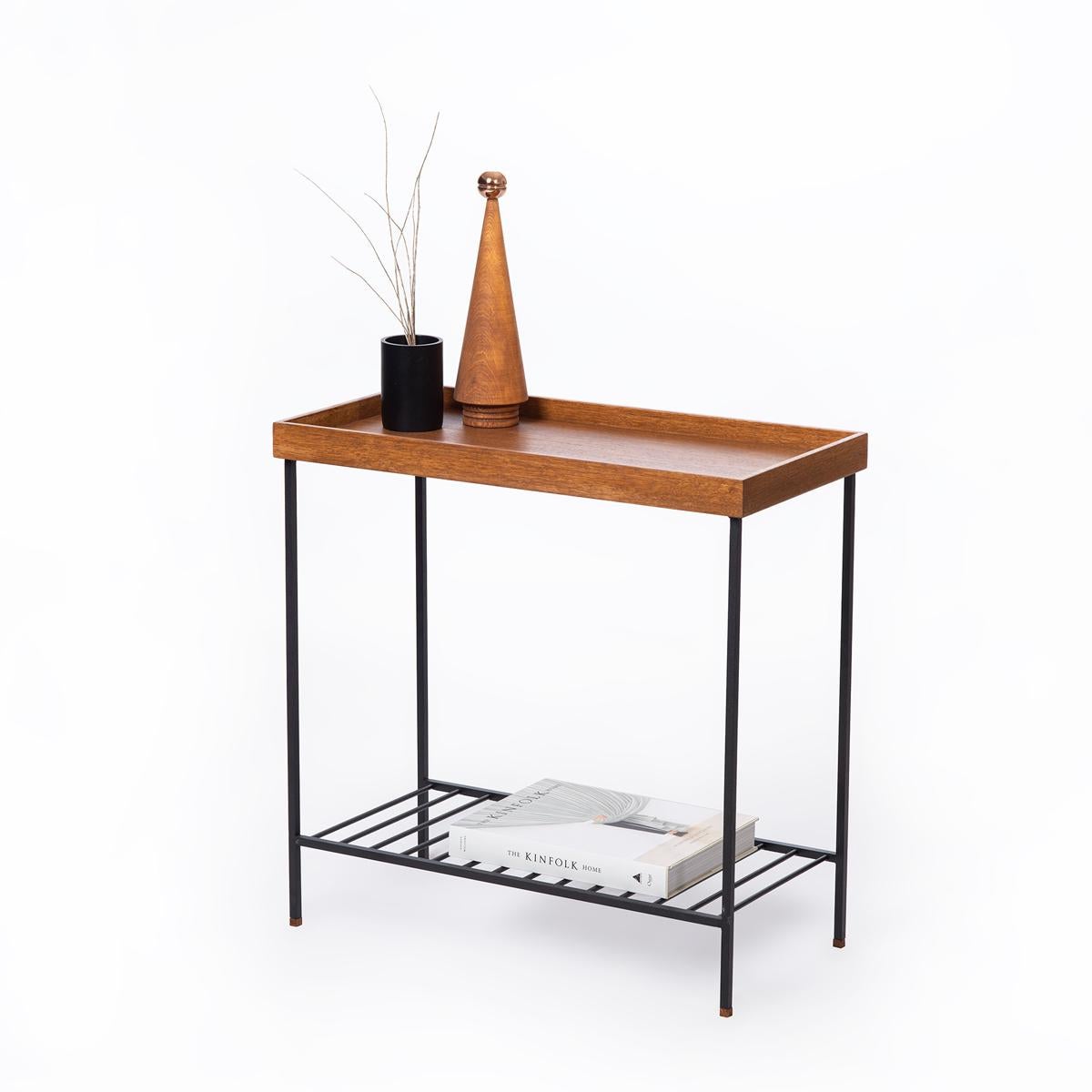 Breiter Beistelltisch / Pflanzenständer aus Massivholz - EDGE Serie, mit Metallbeinen (Moderne) im Angebot