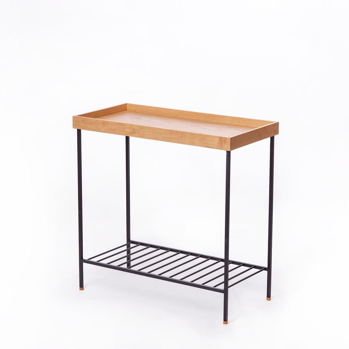 Breiter Beistelltisch / Pflanzenständer aus Massivholz - EDGE Serie, mit Metallbeinen (Moderne) im Angebot
