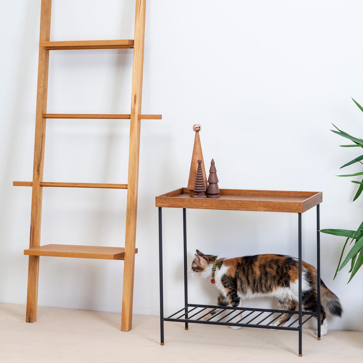 Breiter Beistelltisch / Pflanzenständer aus Massivholz - EDGE Serie, mit Metallbeinen (Türkisch) im Angebot