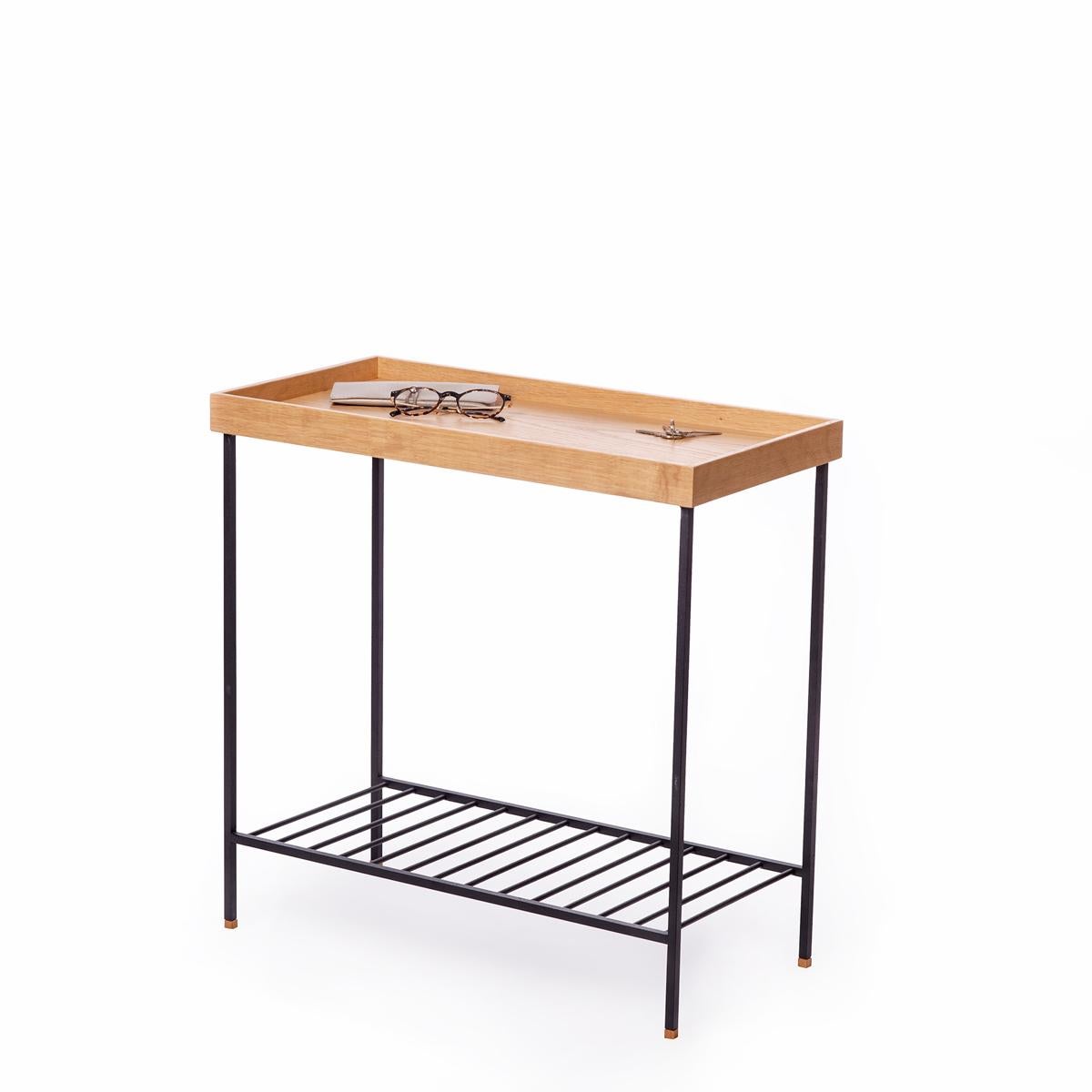 Breiter Beistelltisch / Pflanzenständer aus Massivholz - EDGE Serie, mit Metallbeinen (Türkisch) im Angebot