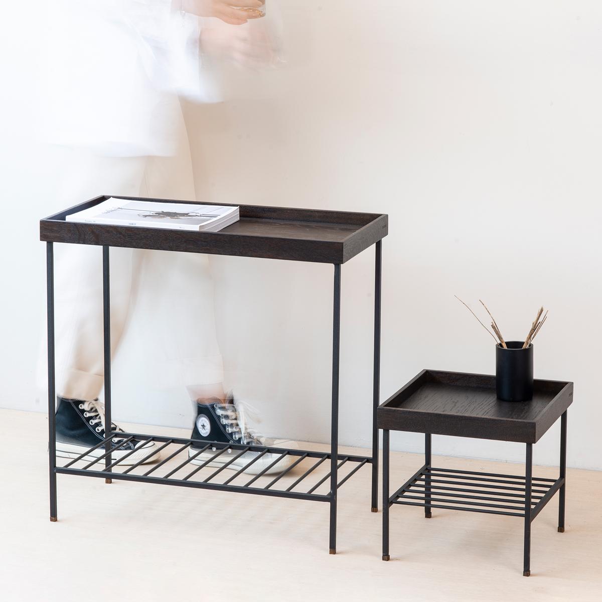 Breiter Beistelltisch / Pflanzenständer aus Massivholz - EDGE Serie, mit Metallbeinen (Handgefertigt) im Angebot