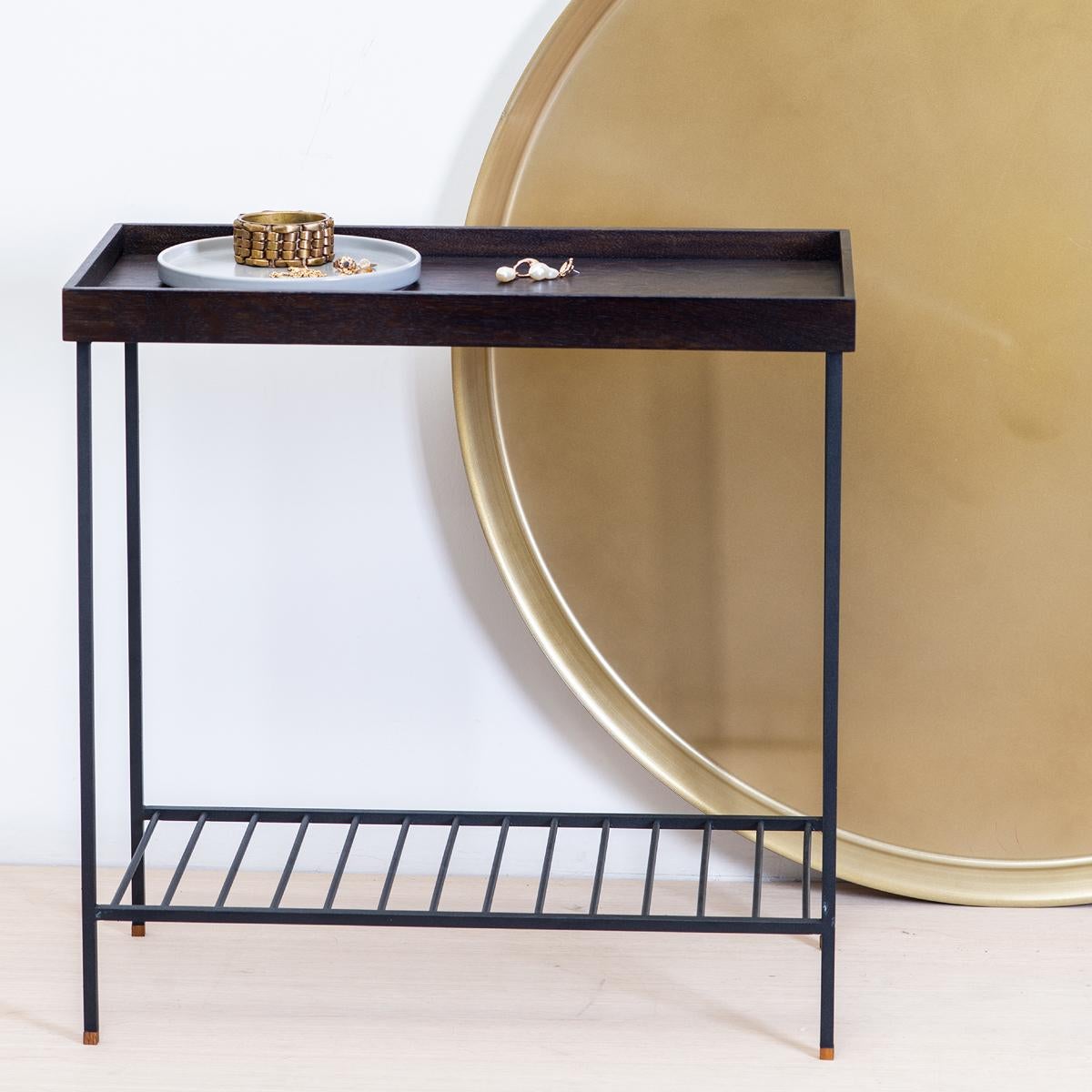 Breiter Beistelltisch / Pflanzenständer aus Massivholz - EDGE Serie, mit Metallbeinen im Zustand „Neu“ im Angebot in Orlando, FL