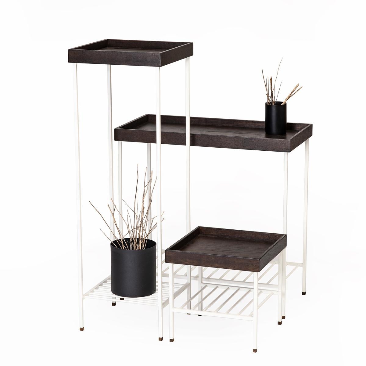Breiter Beistelltisch / Pflanzenständer aus Massivholz - EDGE Serie, mit Metallbeinen (21. Jahrhundert und zeitgenössisch) im Angebot