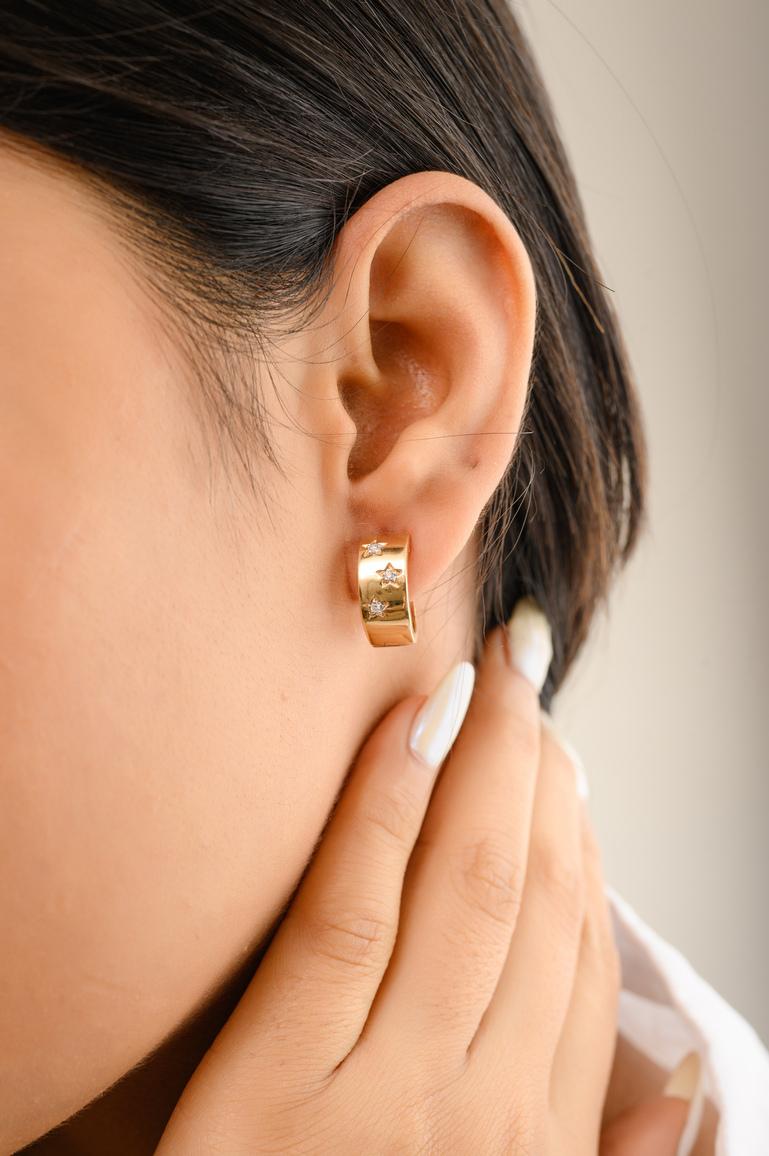 Orecchini a cerchio larghi con diamanti Starburst in oro 14 carati per fare un figurone con il tuo look. Per dare un tocco di classe al tuo look, ti servono degli orecchini huggie. Questi orecchini creano un look scintillante e lussuoso con diamanti