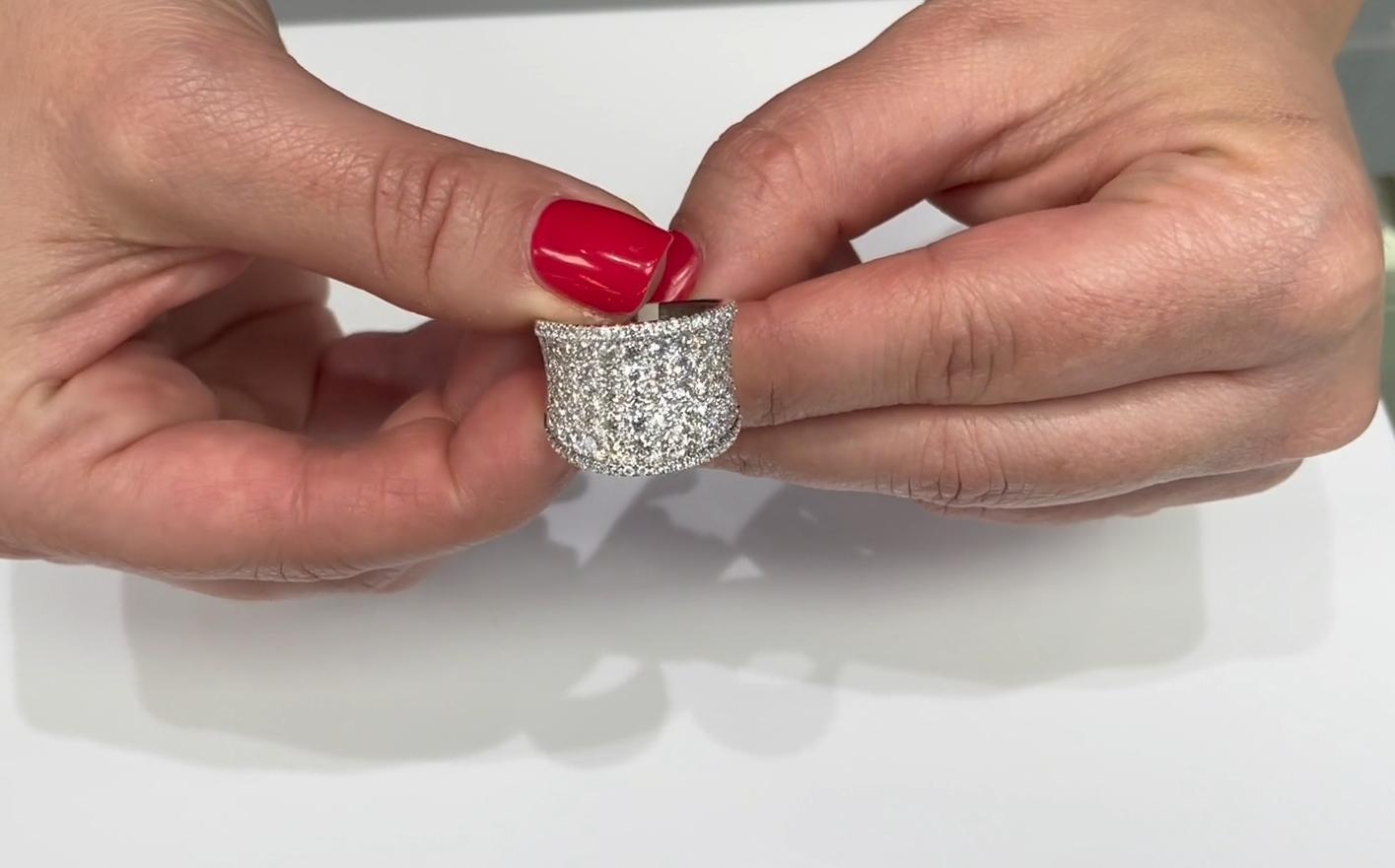 Breiter Statement-Ring, 18 Karat Weißgold mit runden Diamanten im Angebot 1