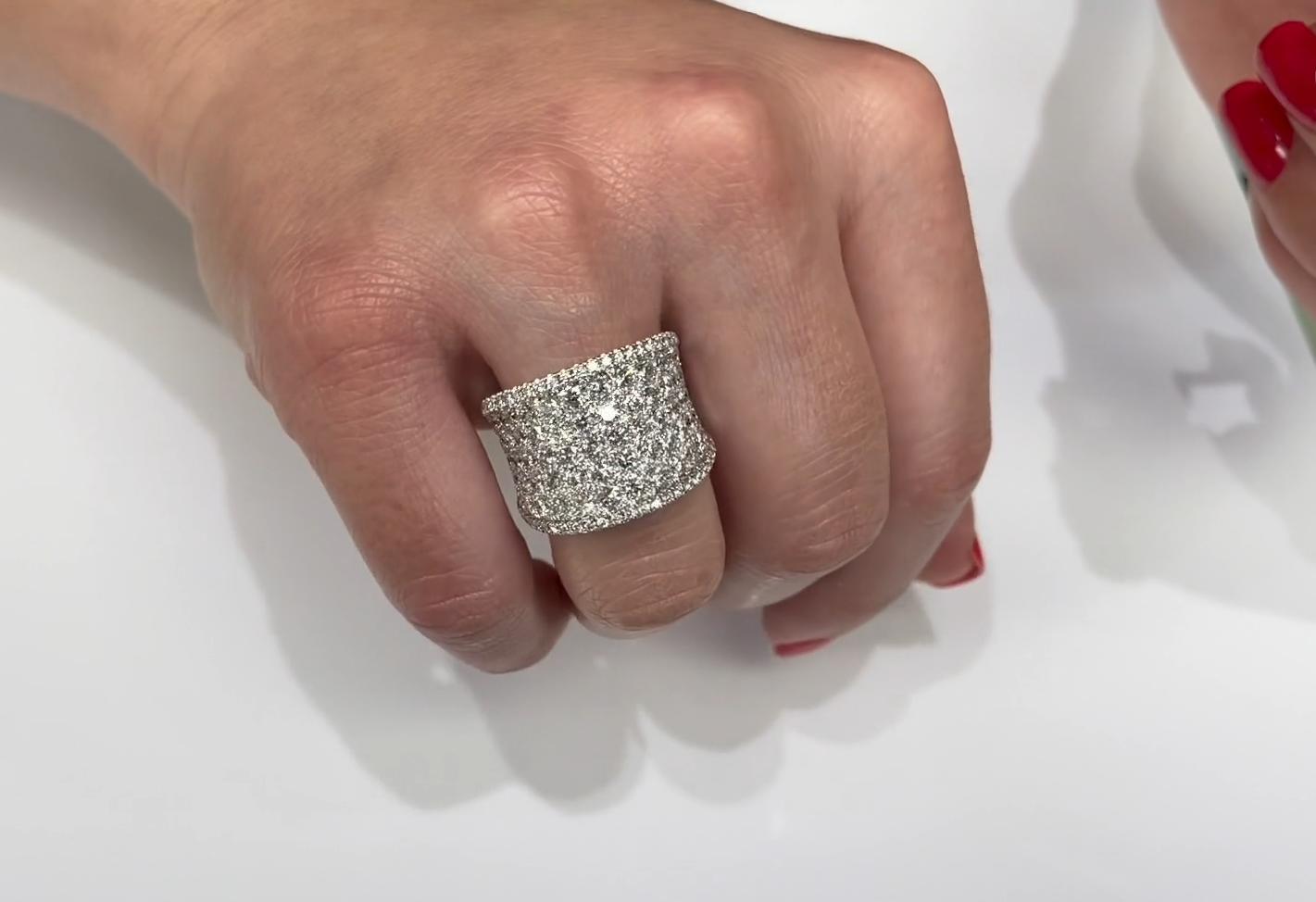 Breiter Statement-Ring, 18 Karat Weißgold mit runden Diamanten im Angebot 3