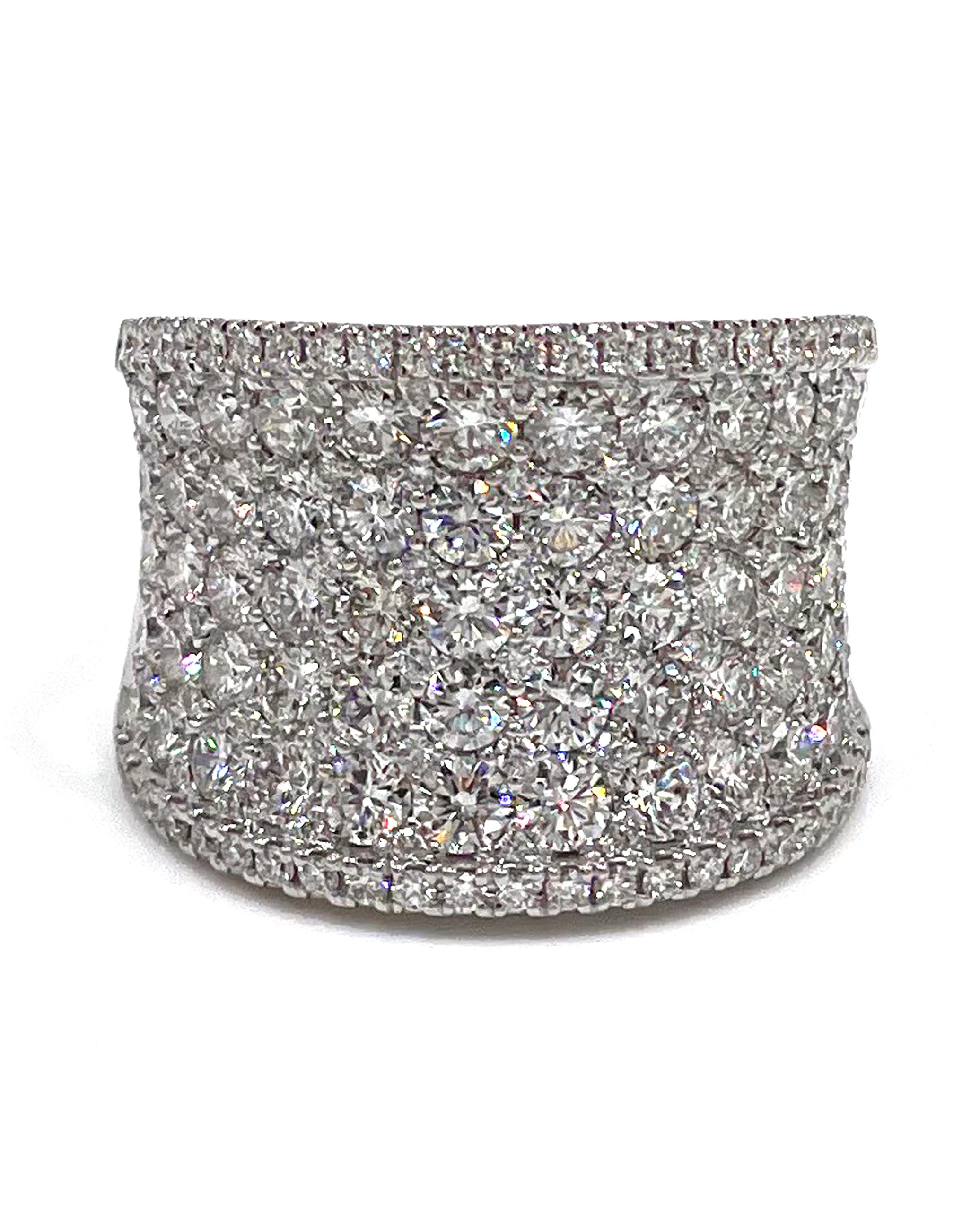 Bague de déclaration en or blanc 18 carats et diamants avec 3,77 carats de diamants ronds. (Couleur F/G, Clarté VS)

-Taille des doigts : 7
-Largeur : 16,72 mm et réduction à 7,65 mm
