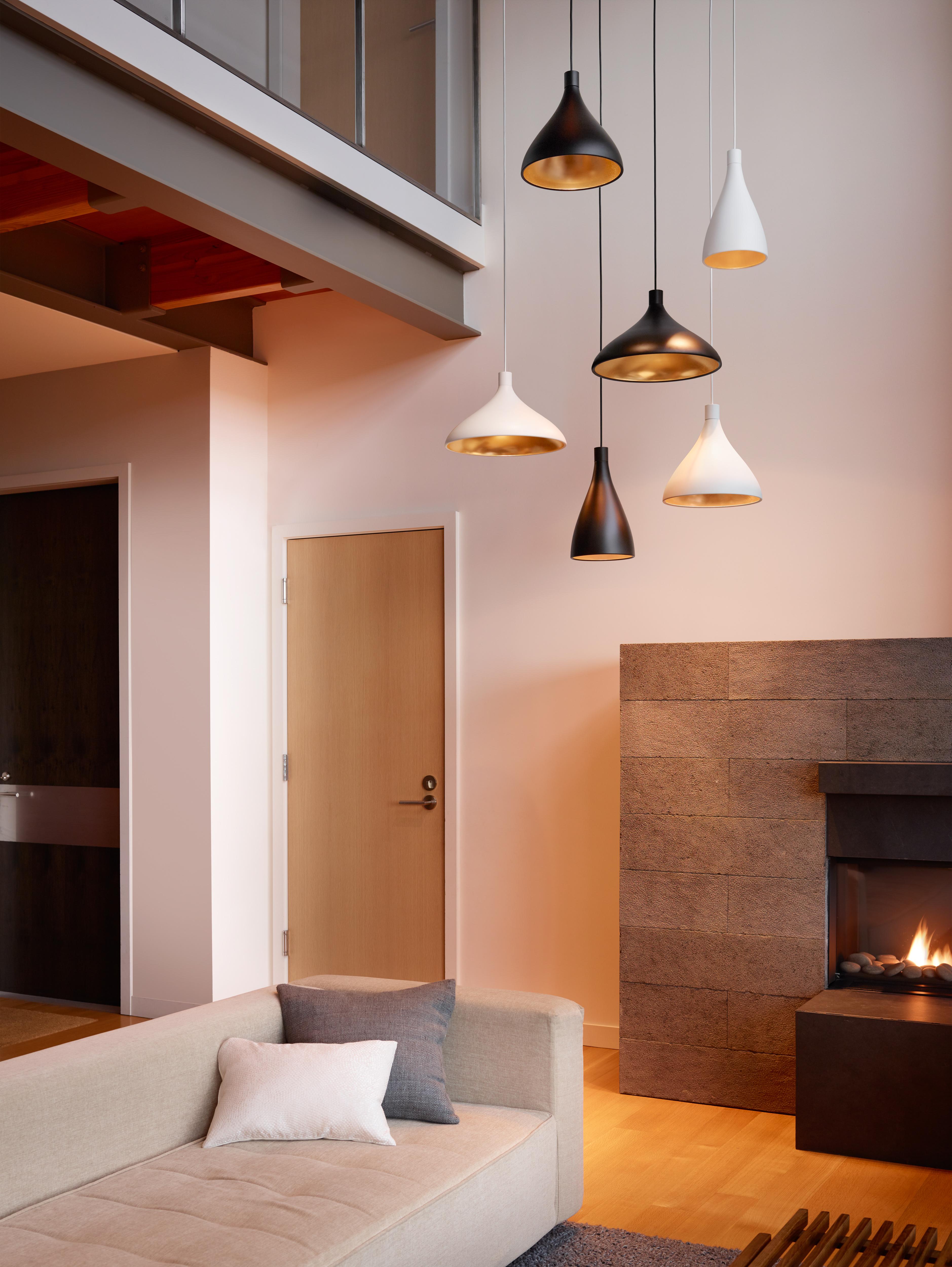 Moderne Lampe à suspension large Swell blanche et en laiton par Pablo Designs en vente