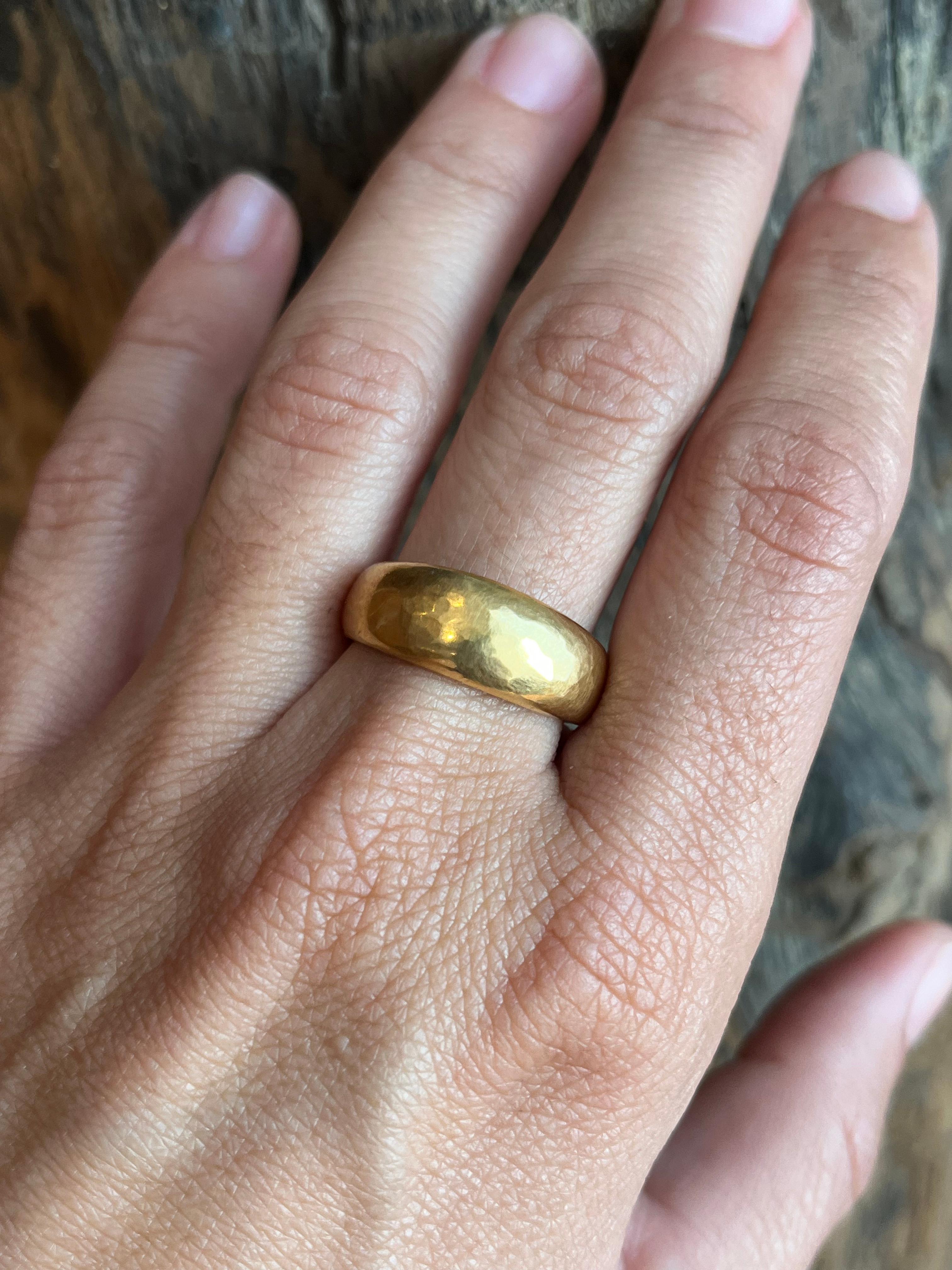Alliance en or jaune 18 carats fabriquée à la main par Bracken Jewelers à Santa Monica, Californie. 8 mm sur le dessus se rétrécissant à 5 mm sur l'arrière, avec notre finition mate martelée. Couleur de fond blush unique. Une alliance en or massif