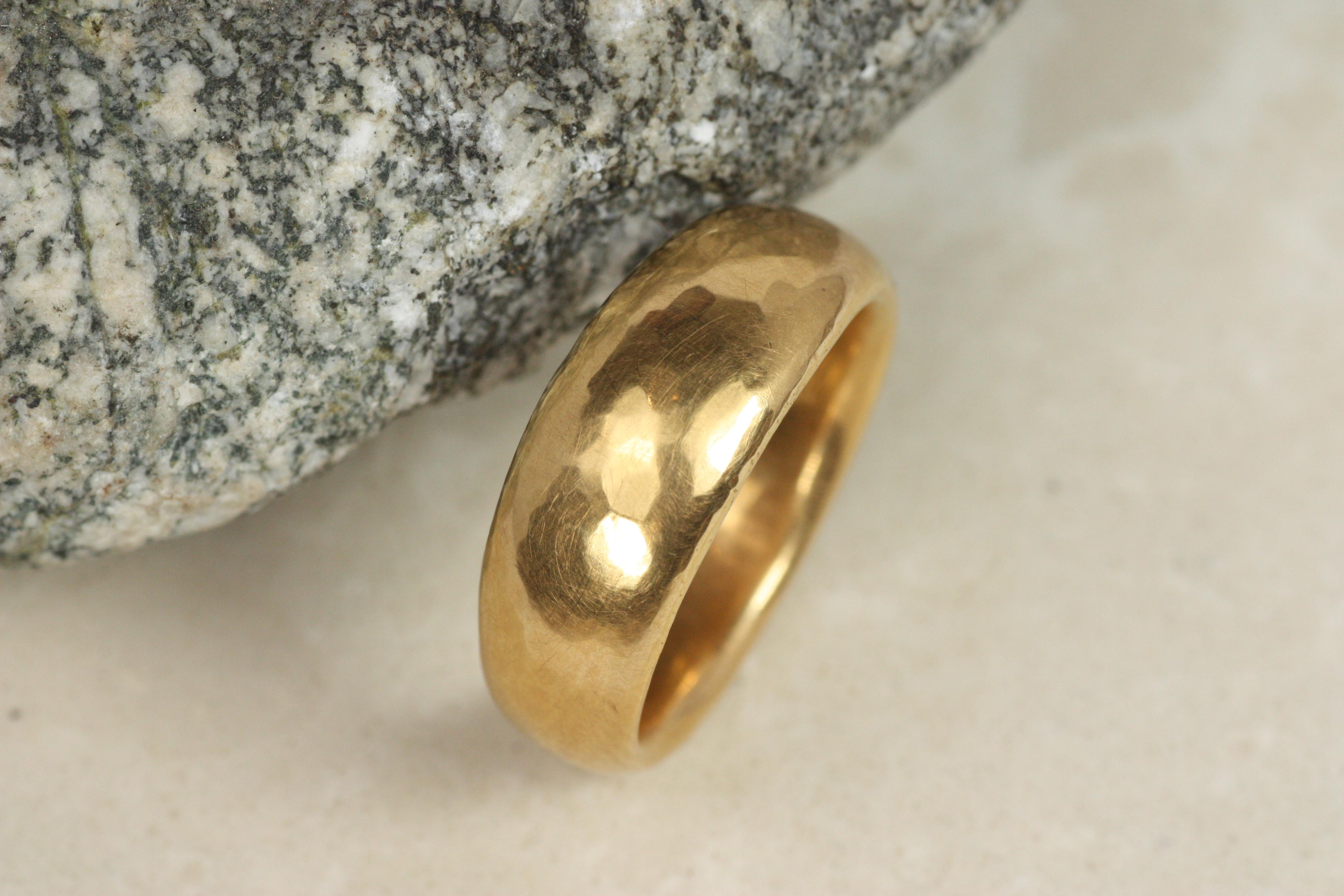 Artisan Anneau de mariage large et conique en or jaune blush martelé finition mate en vente