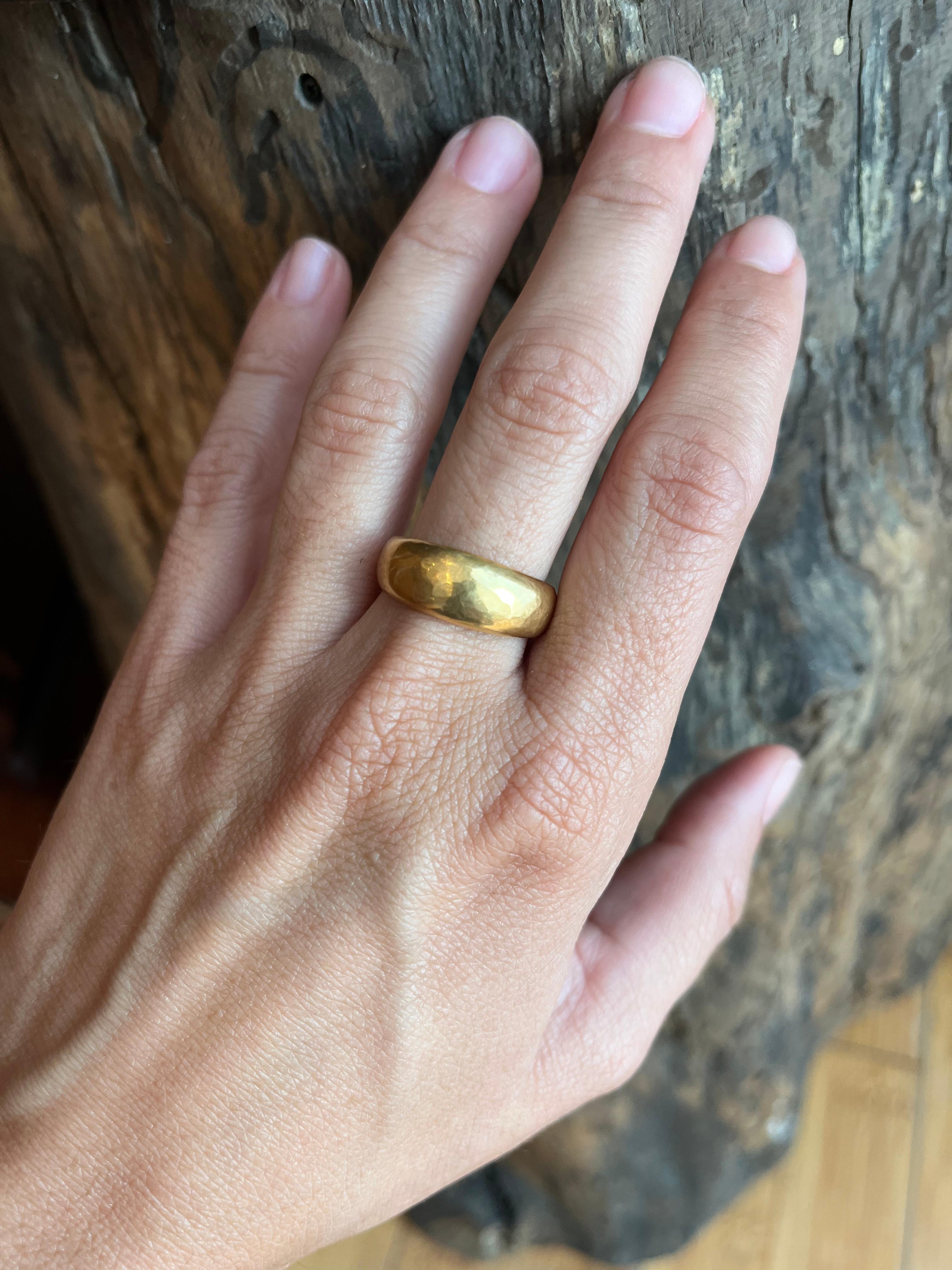 Anneau de mariage large et conique en or jaune blush martelé finition mate Neuf - En vente à Santa Monica, CA