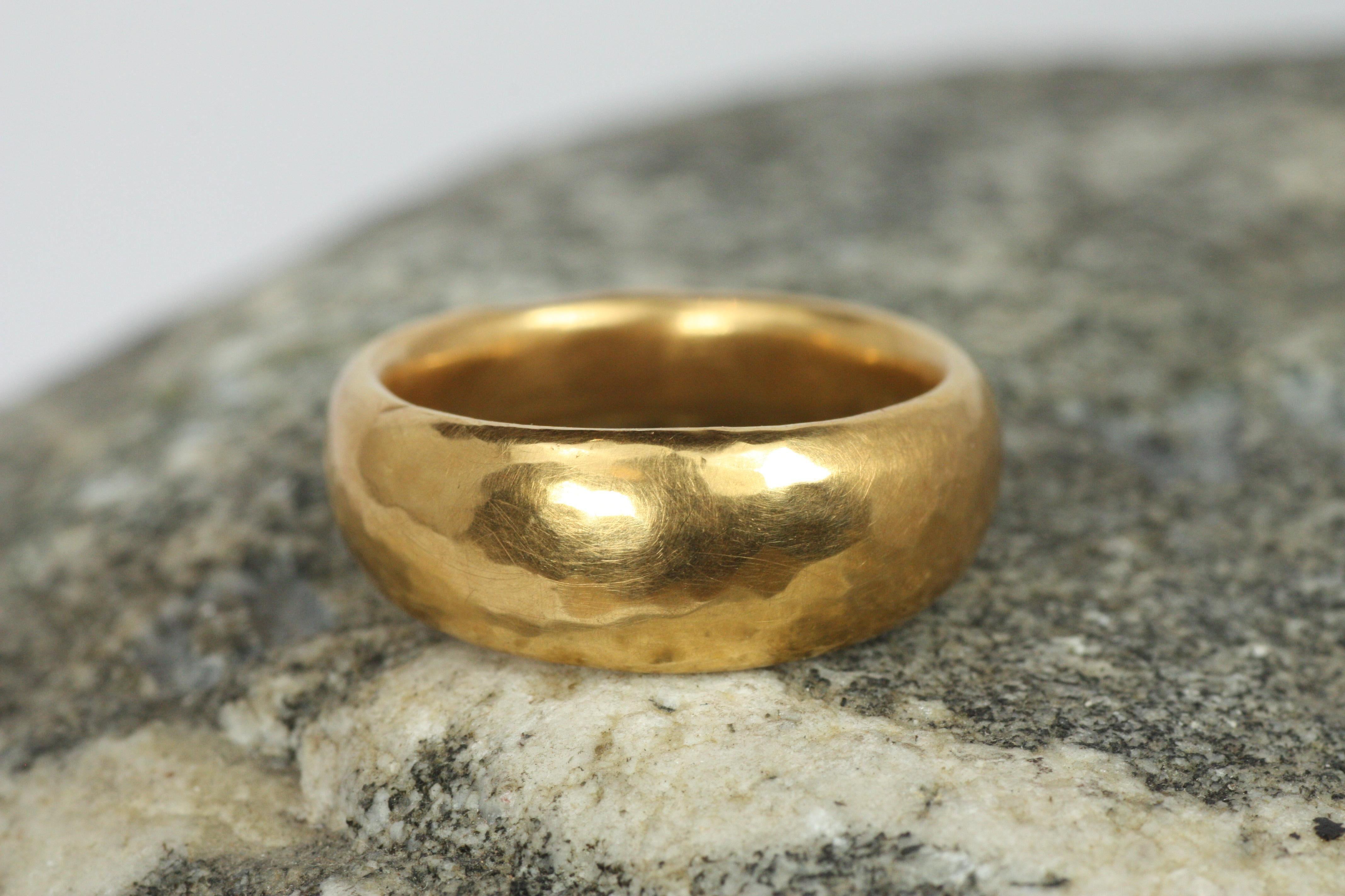 Anneau de mariage large et conique en or jaune blush martelé finition mate Unisexe en vente