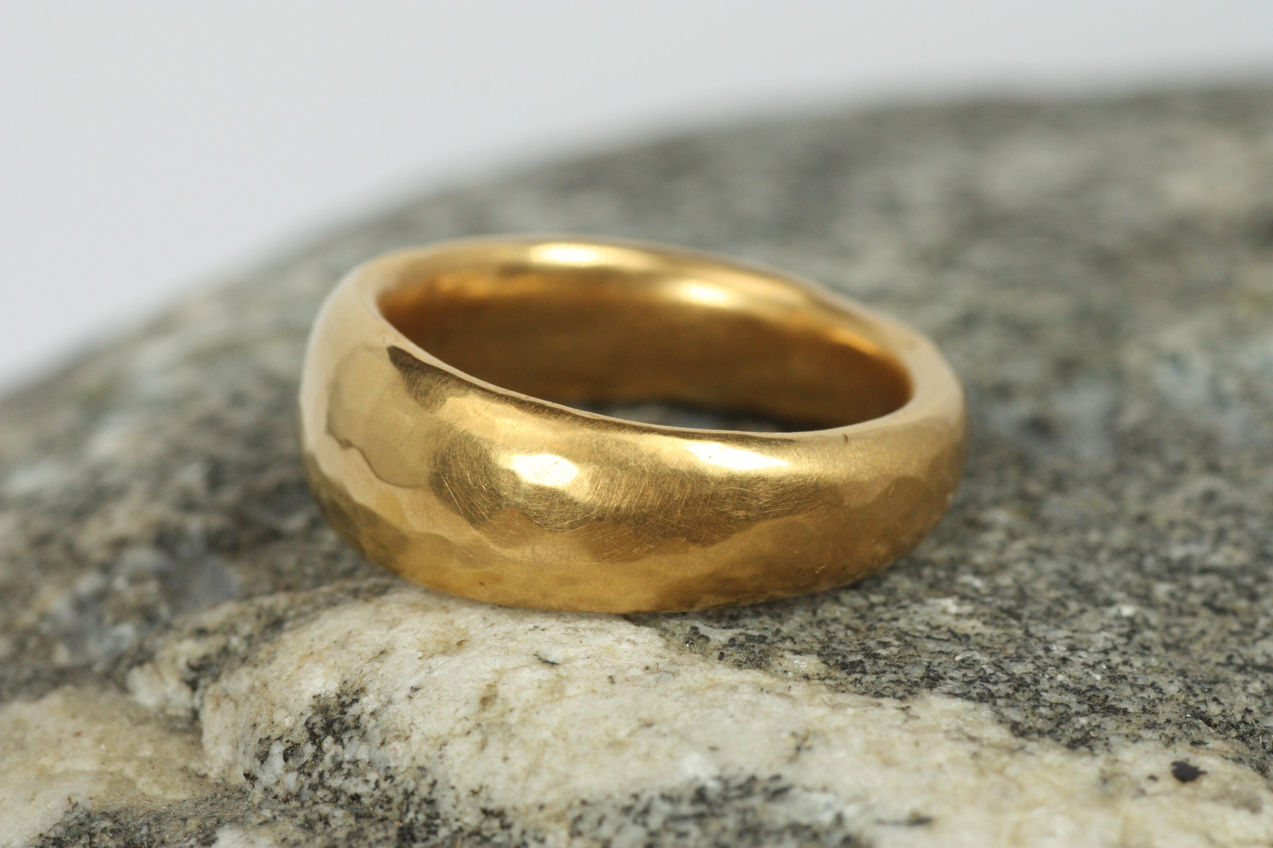 Anneau de mariage large et conique en or jaune blush martelé finition mate en vente 1