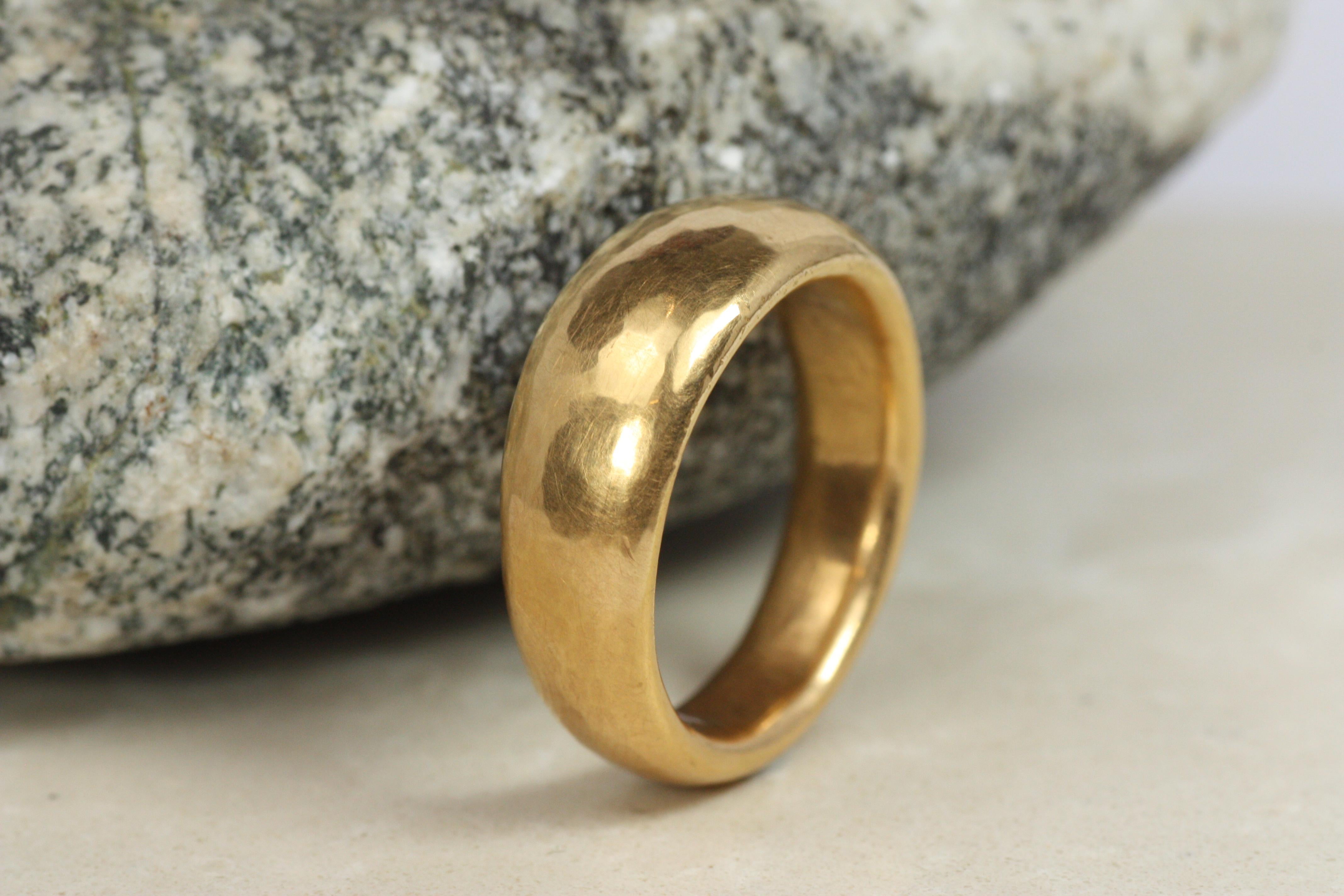 Anneau de mariage large et conique en or jaune blush martelé finition mate en vente 2