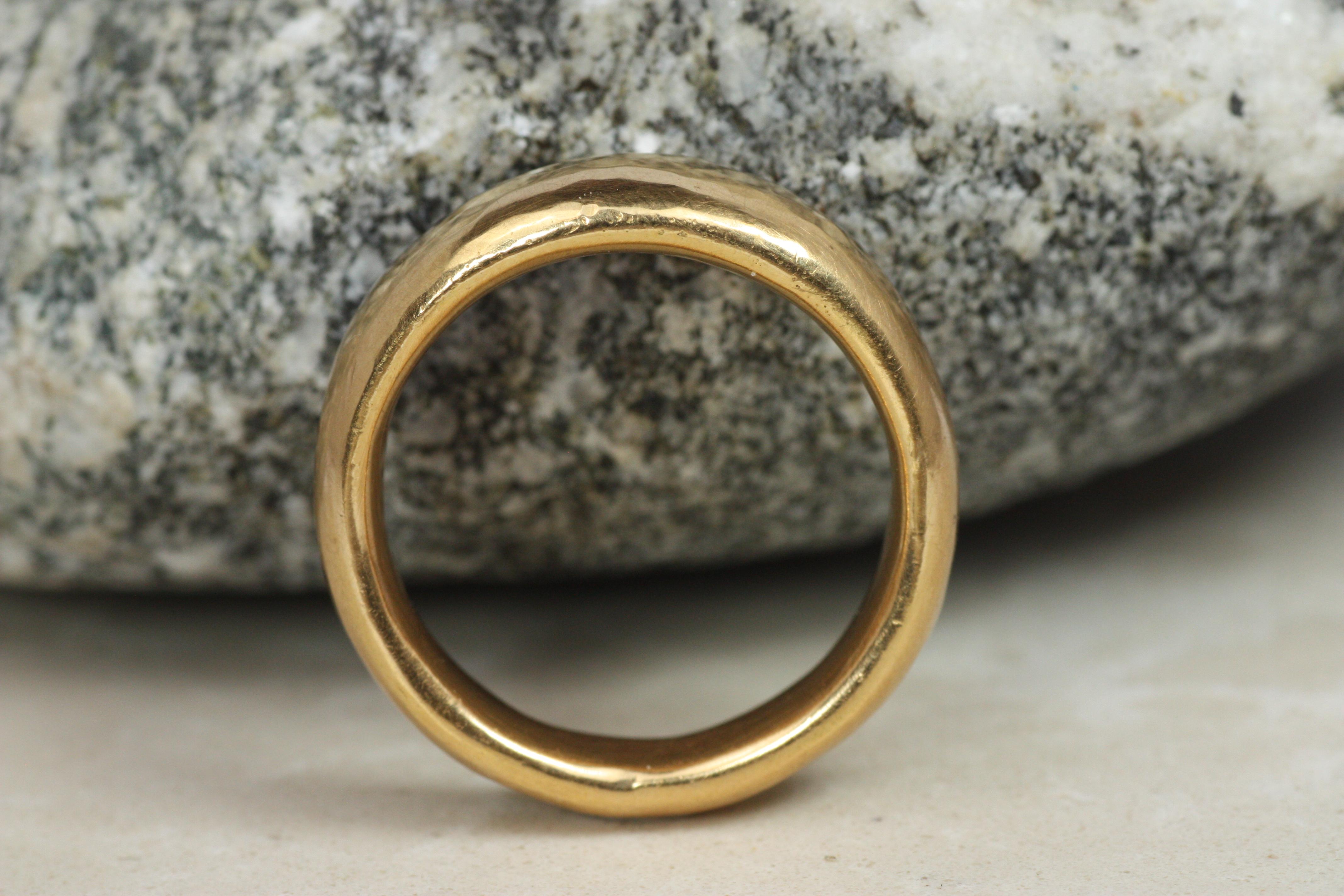 Anneau de mariage large et conique en or jaune blush martelé finition mate en vente 3