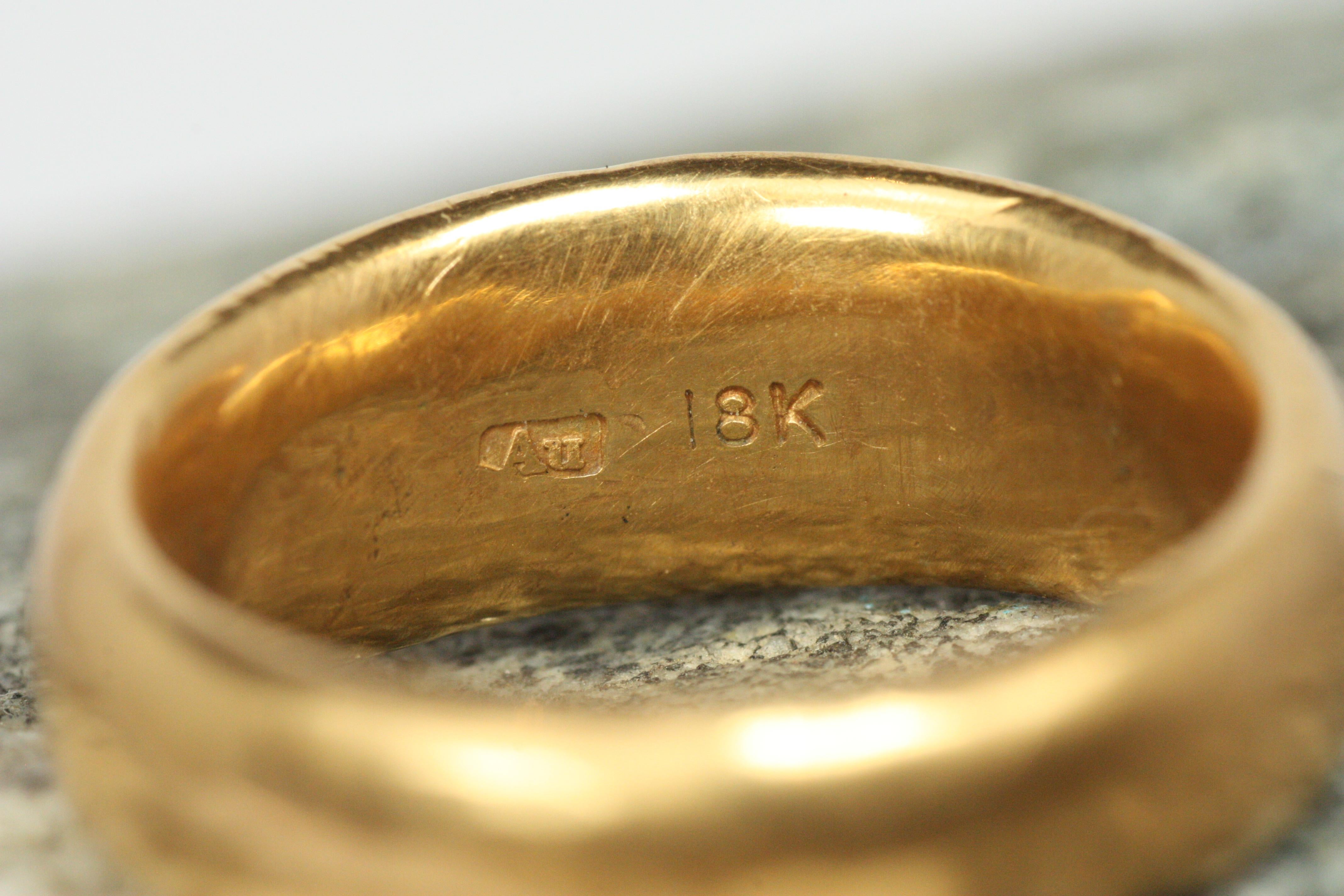 Anneau de mariage large et conique en or jaune blush martelé finition mate en vente 4