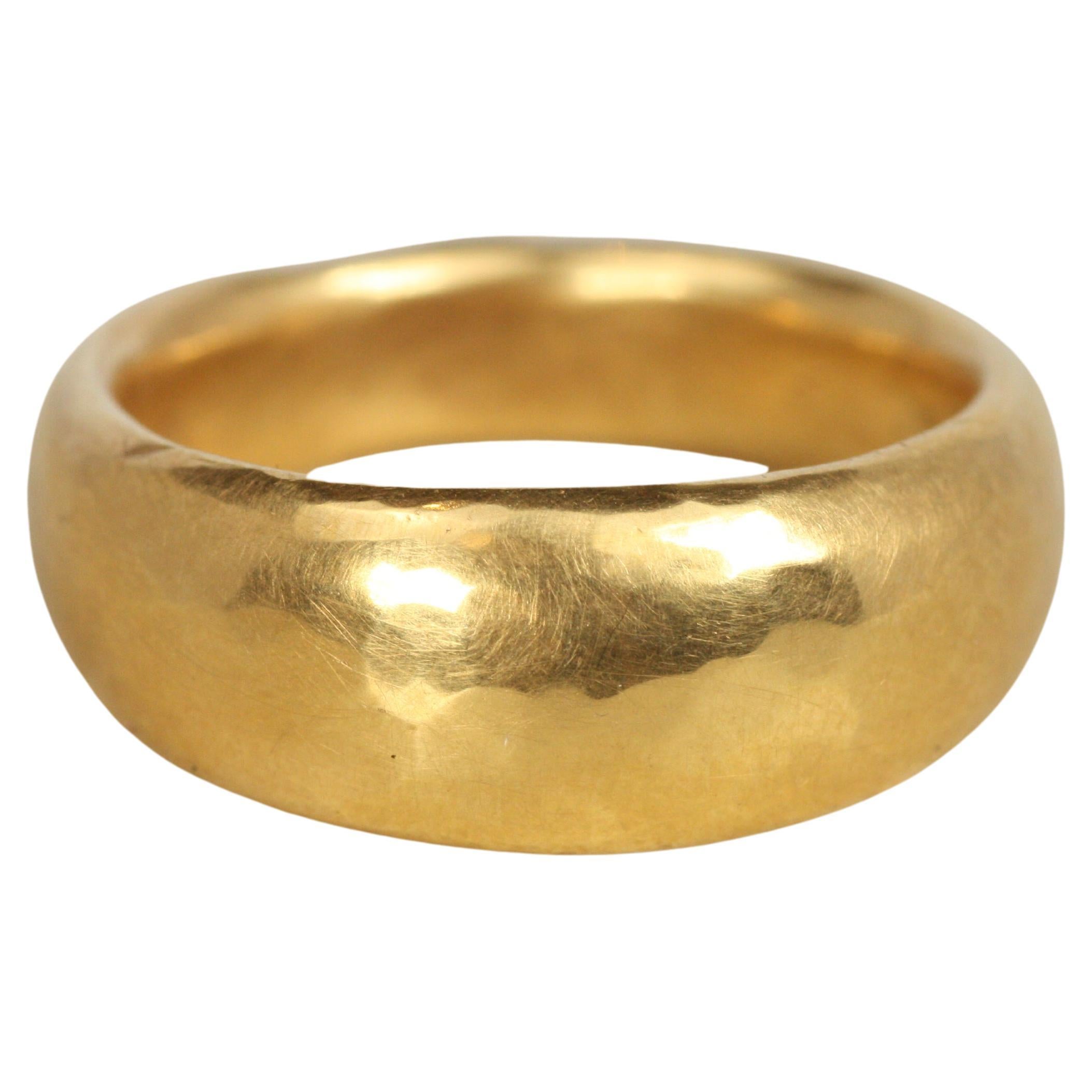 Anneau de mariage large et conique en or jaune blush martelé finition mate