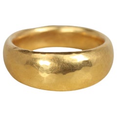 Anneau de mariage large et conique en or jaune blush martelé finition mate