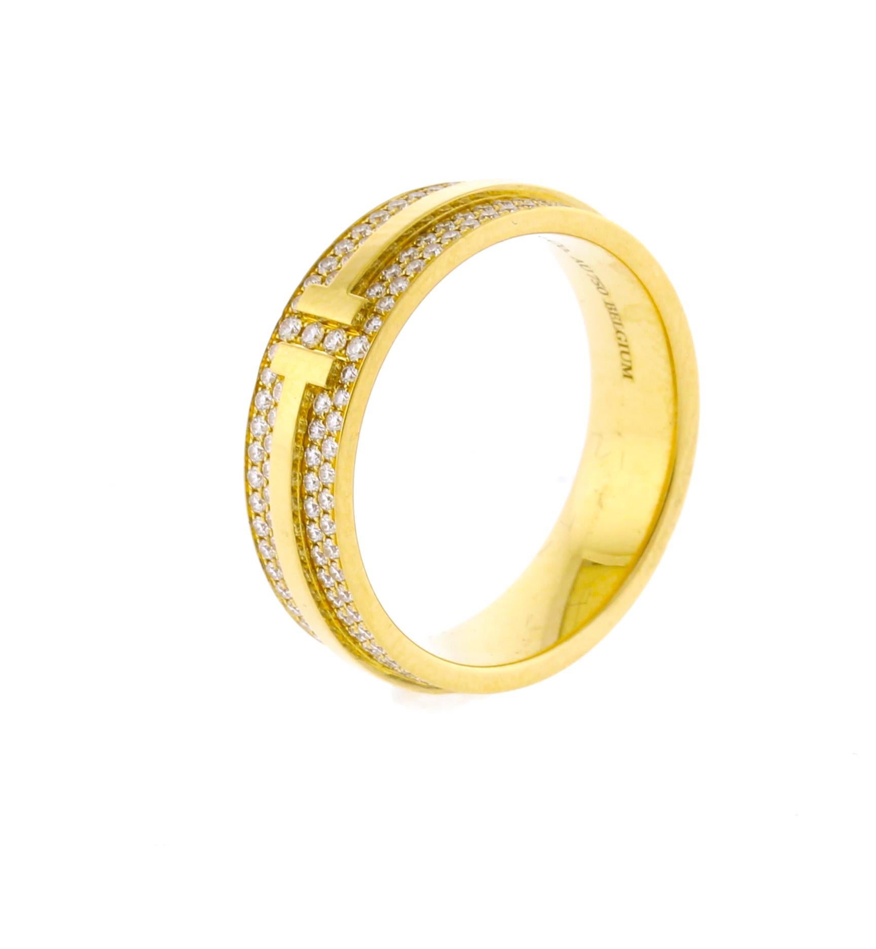 Taglio rotondo Ampio spazio a Tiffany & Co. Anello T con pavé di diamanti, in oro giallo in vendita