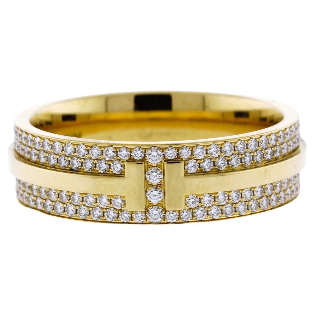 Ampio spazio a Tiffany & Co. Anello T con pavé di diamanti, in oro giallo in vendita
