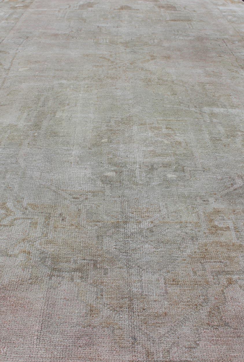 Ampio tappeto turco Oushak Gallery dai toni tenui con design all-over in vendita 3