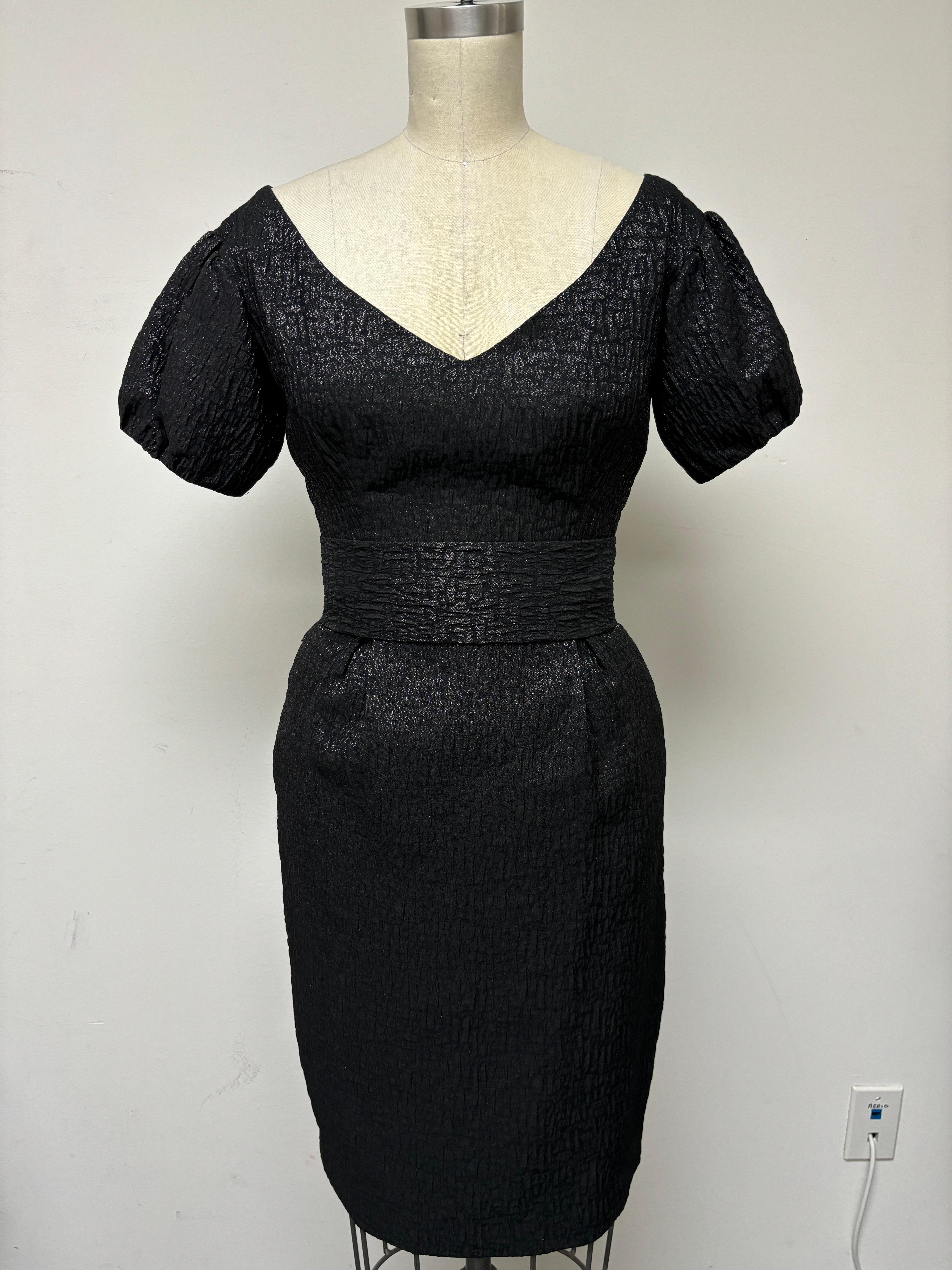 Para un look deslumbrante con un guiño y un guiño a Elizabeth Taylor, este vestido que realza la figura se ajusta en todos los lugares adecuados con un autocinturón que define la cintura. Perfecto para cócteles y fiestas de etiqueta, si quieres