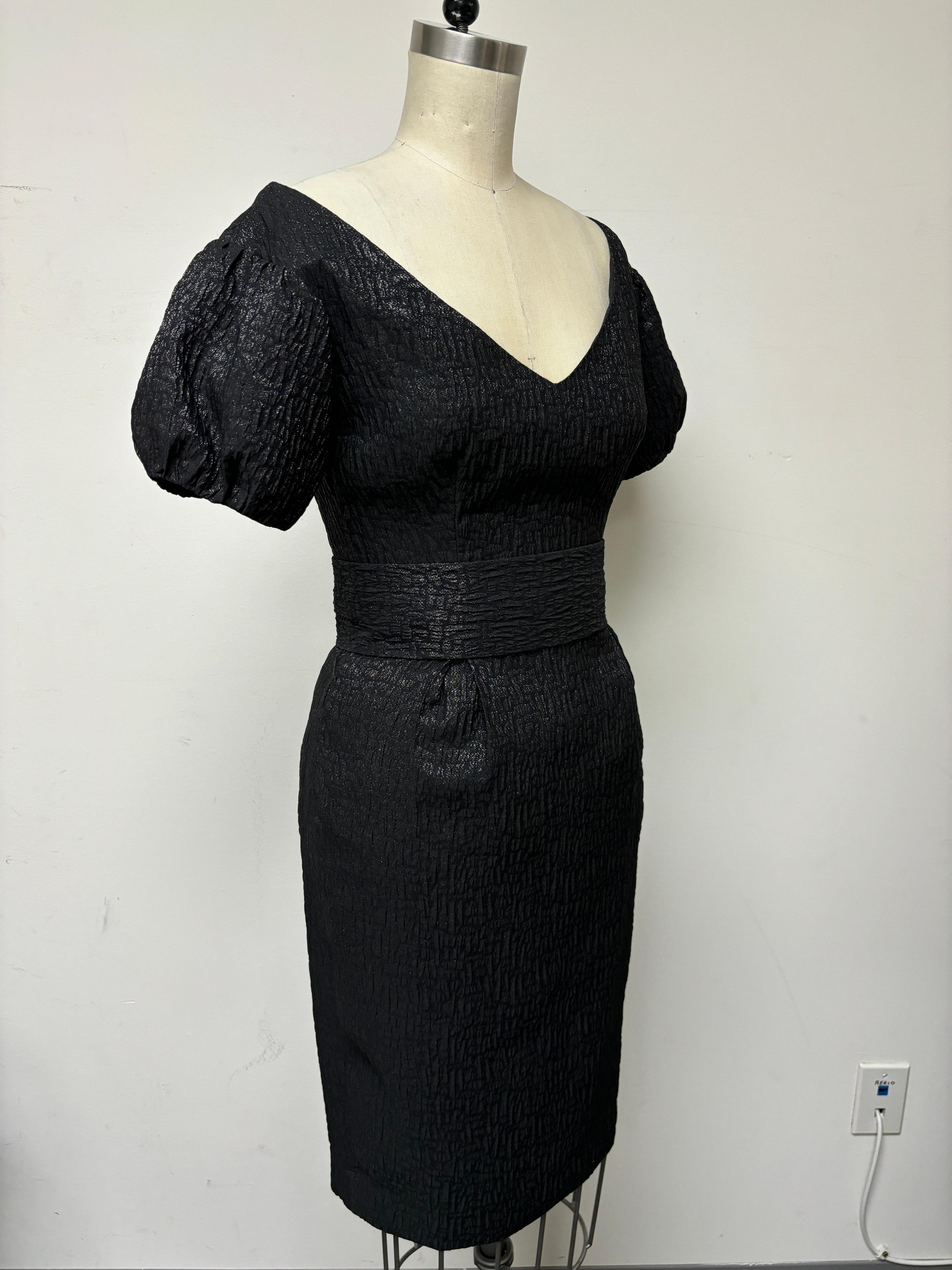 Vestido negro con cuello en V de brocado francés brillante y mangas abullonadas Negro en venta