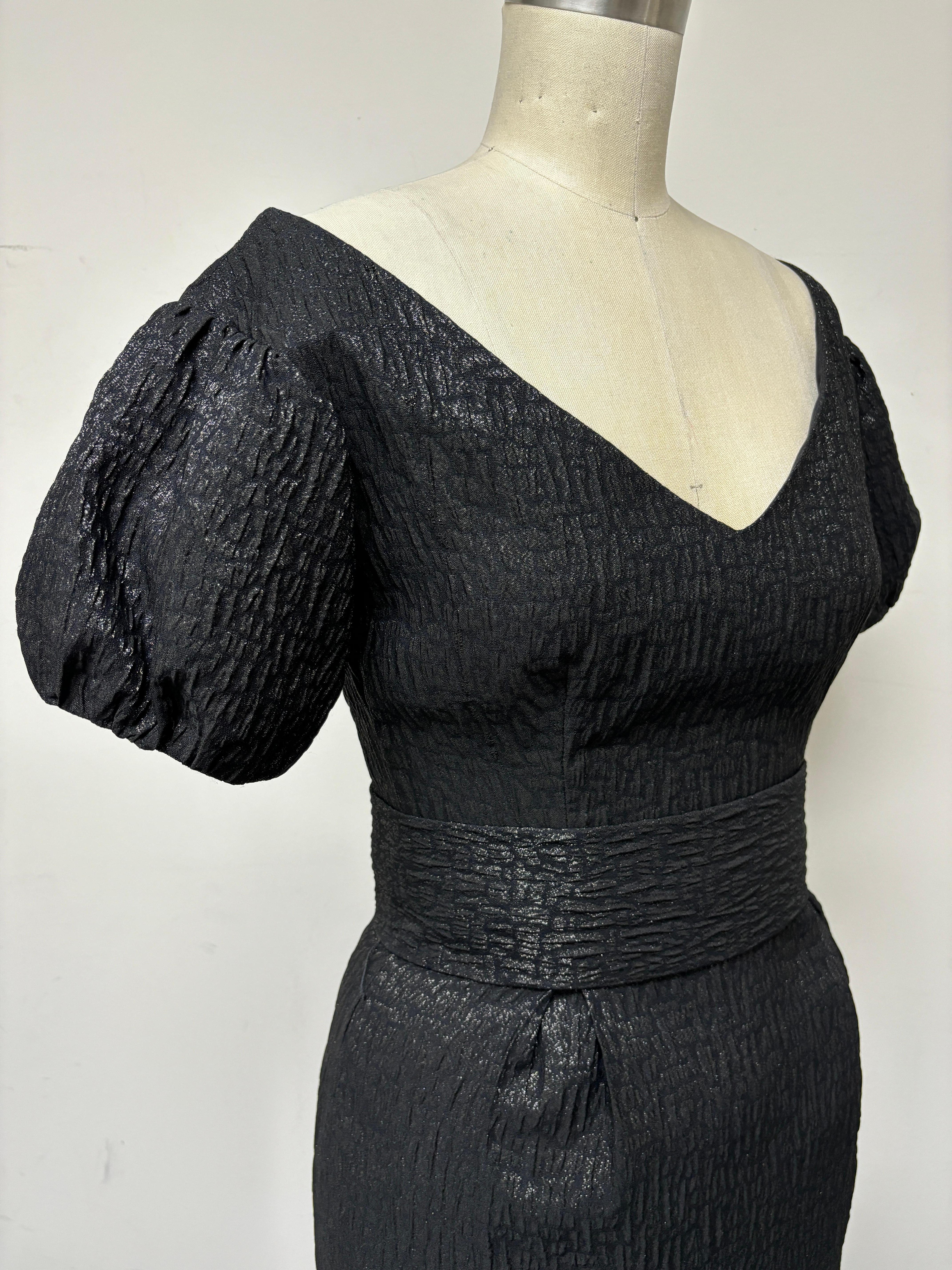 Vestido negro con cuello en V de brocado francés brillante y mangas abullonadas en Excelente estado para la venta en Los Angeles, CA
