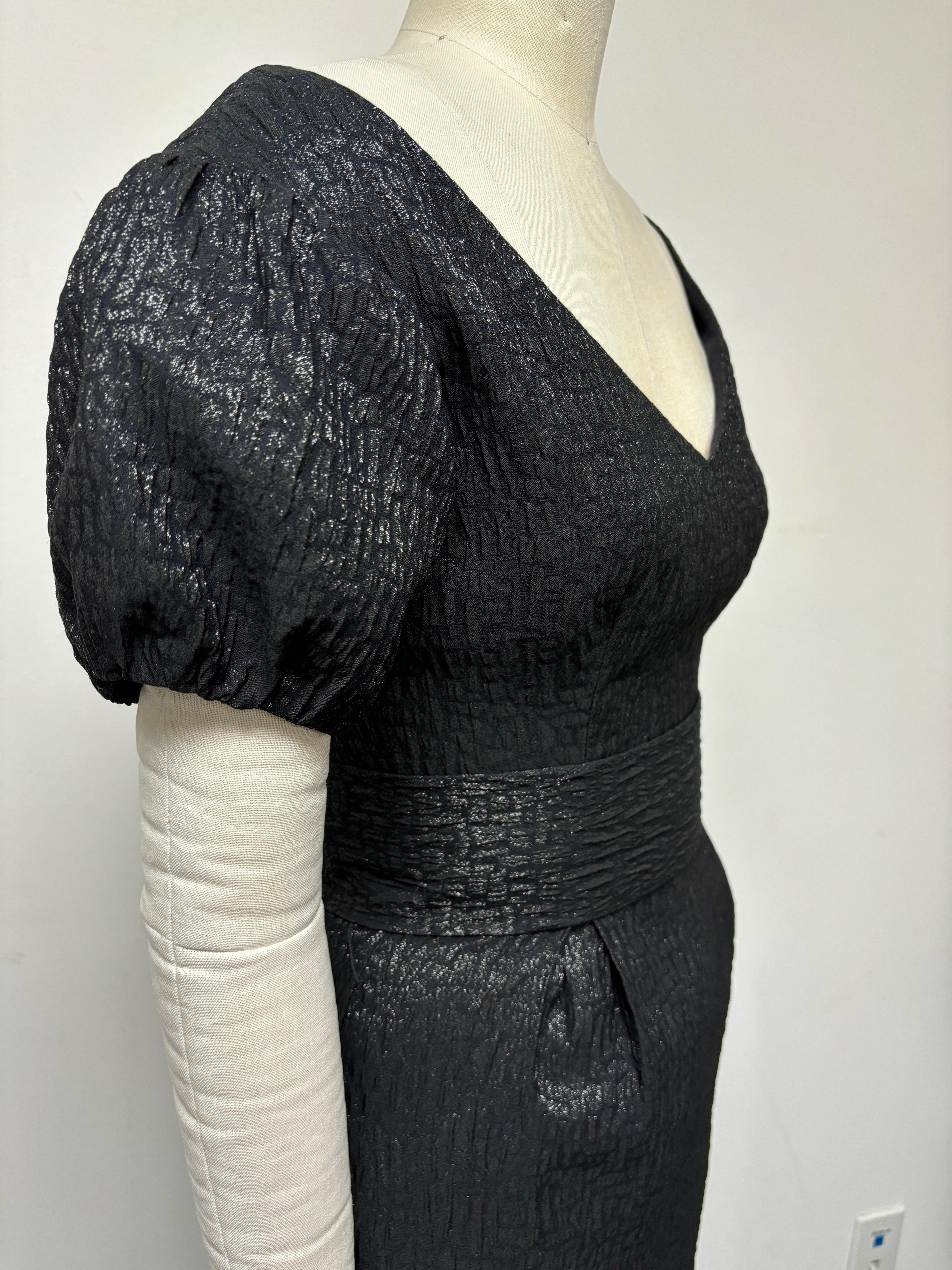 Vestido negro con cuello en V de brocado francés brillante y mangas abullonadas en venta 1