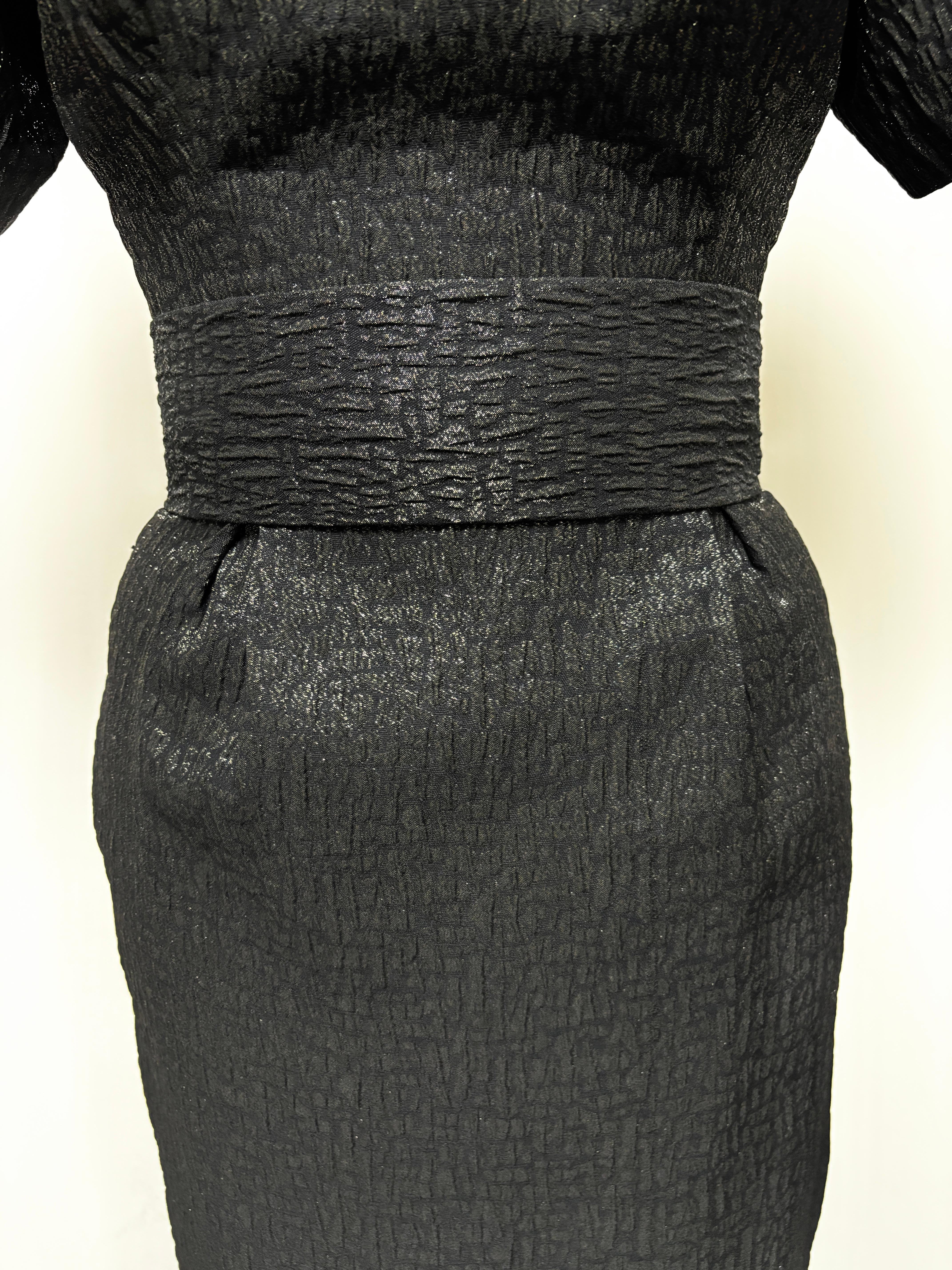 Vestido negro con cuello en V de brocado francés brillante y mangas abullonadas en venta 2