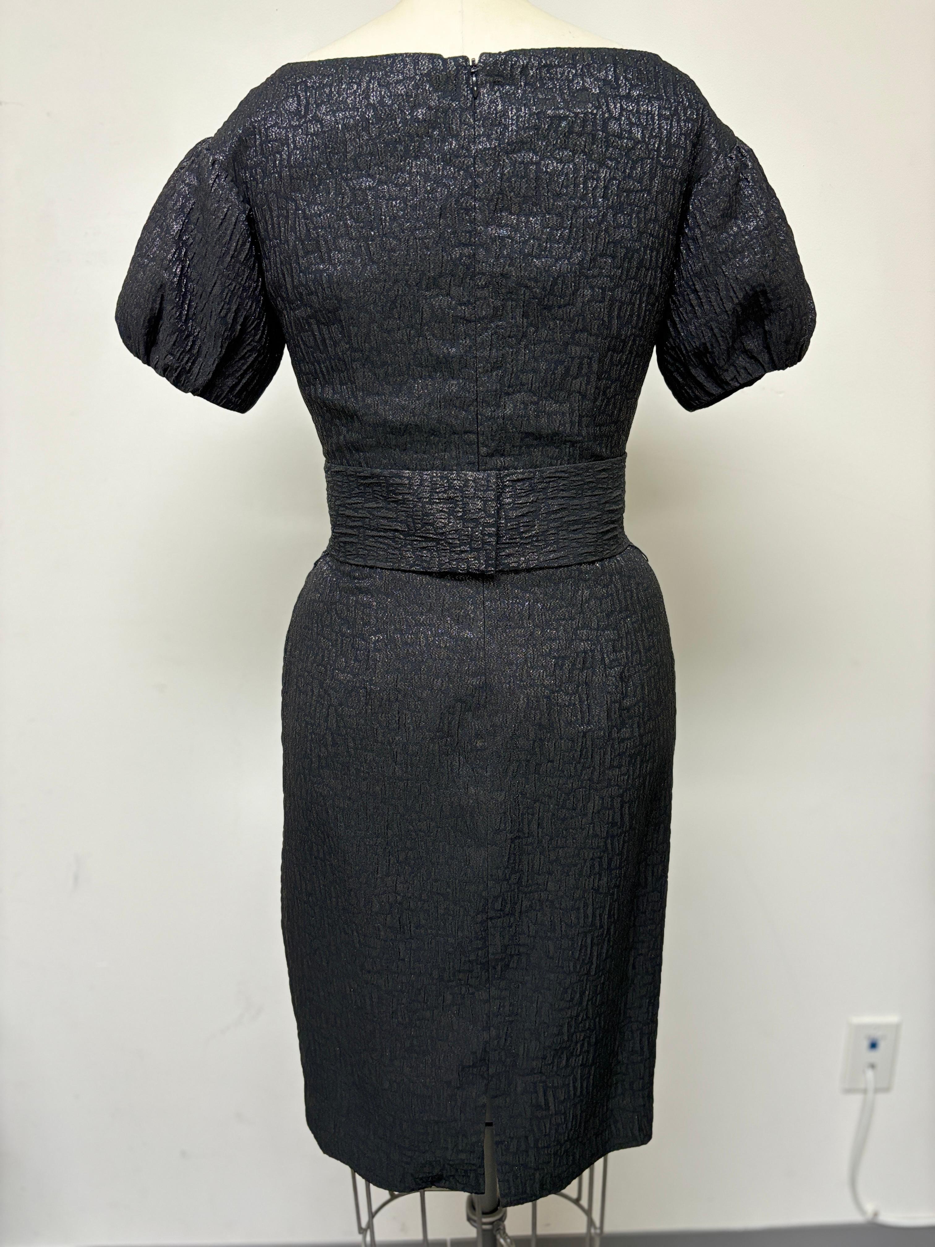 Vestido negro con cuello en V de brocado francés brillante y mangas abullonadas en venta 3