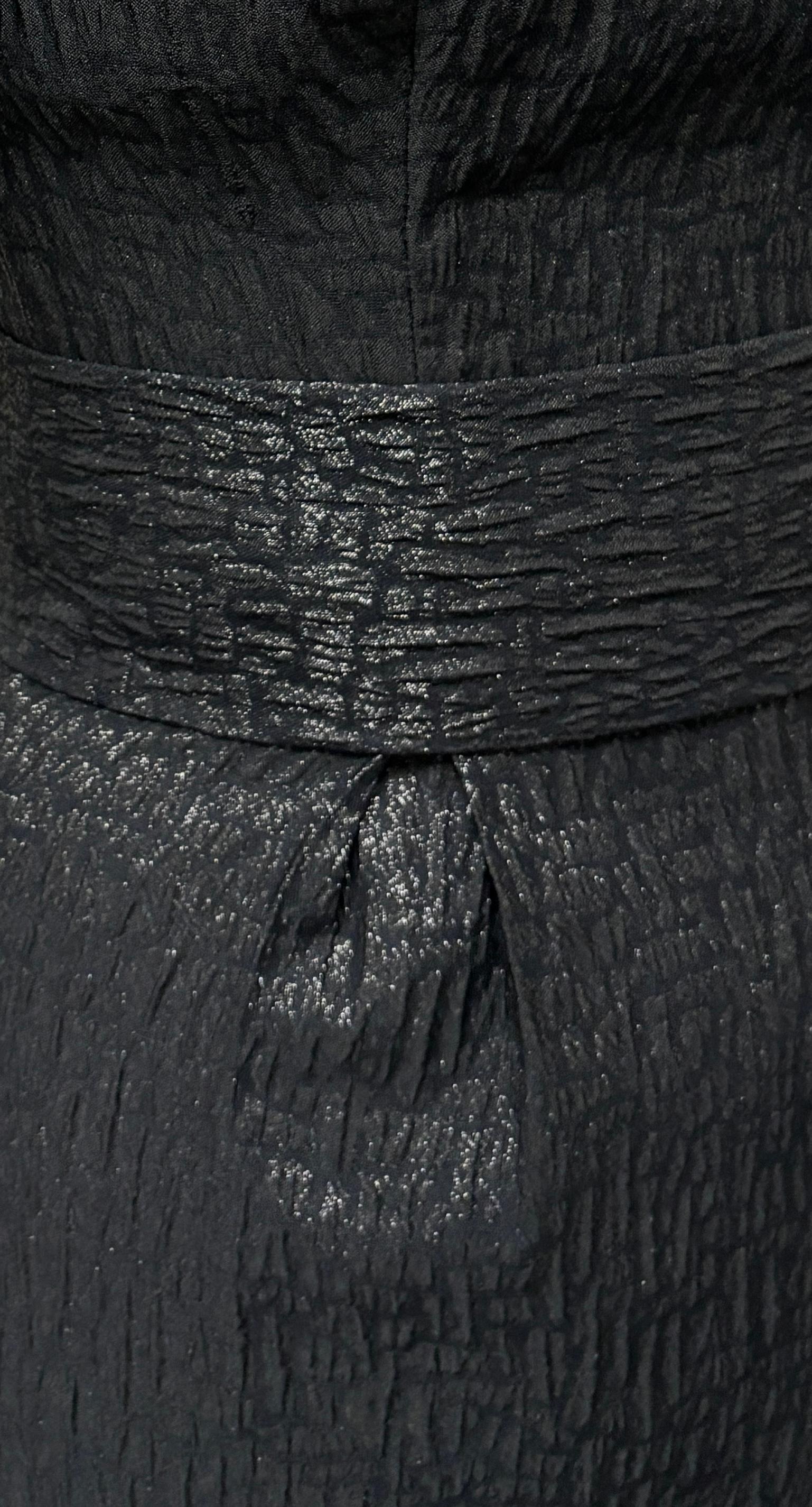 Vestido negro con cuello en V de brocado francés brillante y mangas abullonadas en venta 4