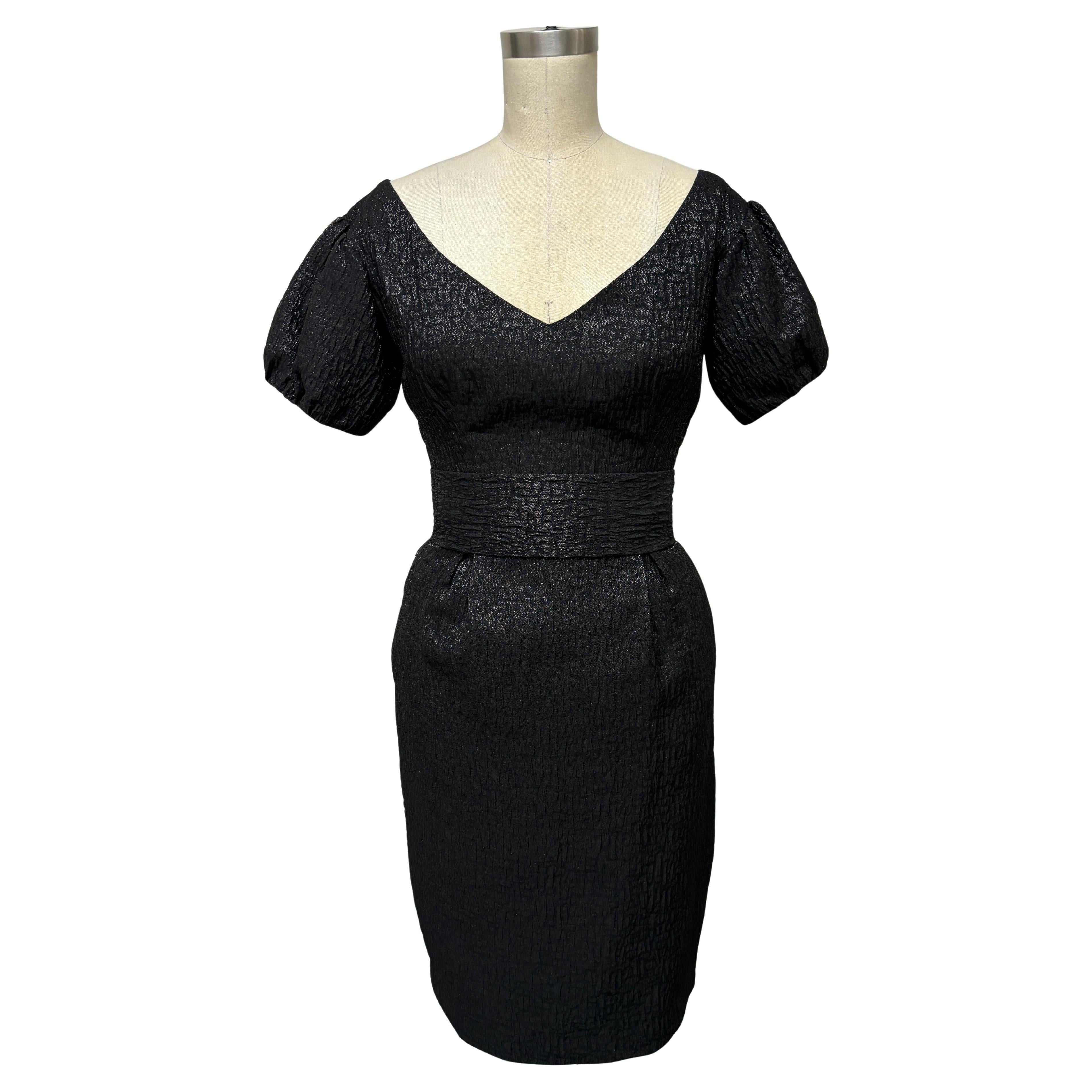 Vestido negro con cuello en V de brocado francés brillante y mangas abullonadas en venta