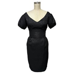 Vestido negro con cuello en V de brocado francés brillante y mangas abullonadas