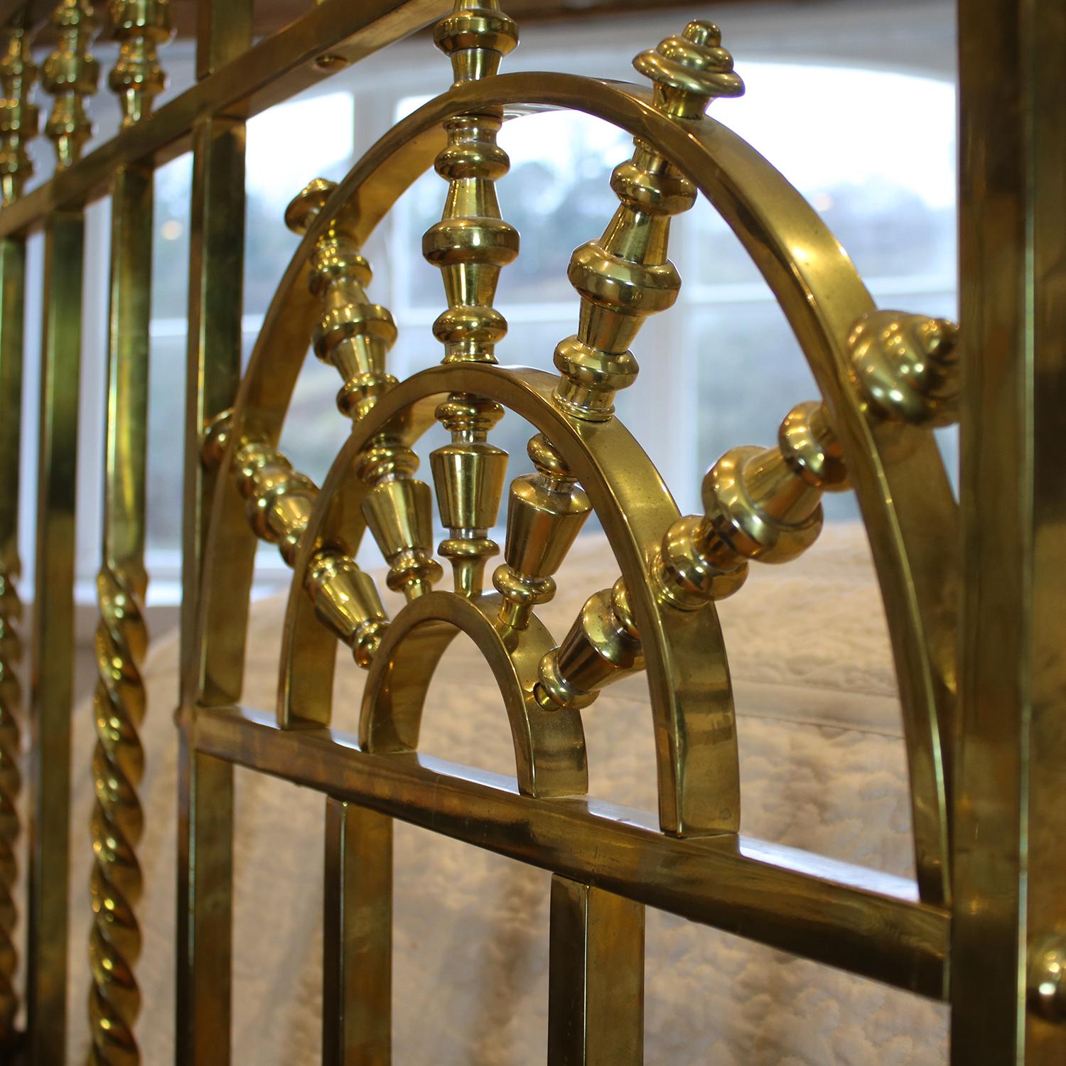 Wide Victorian Brass Antique Bed MSK66 In Good Condition In Wrexham, GB