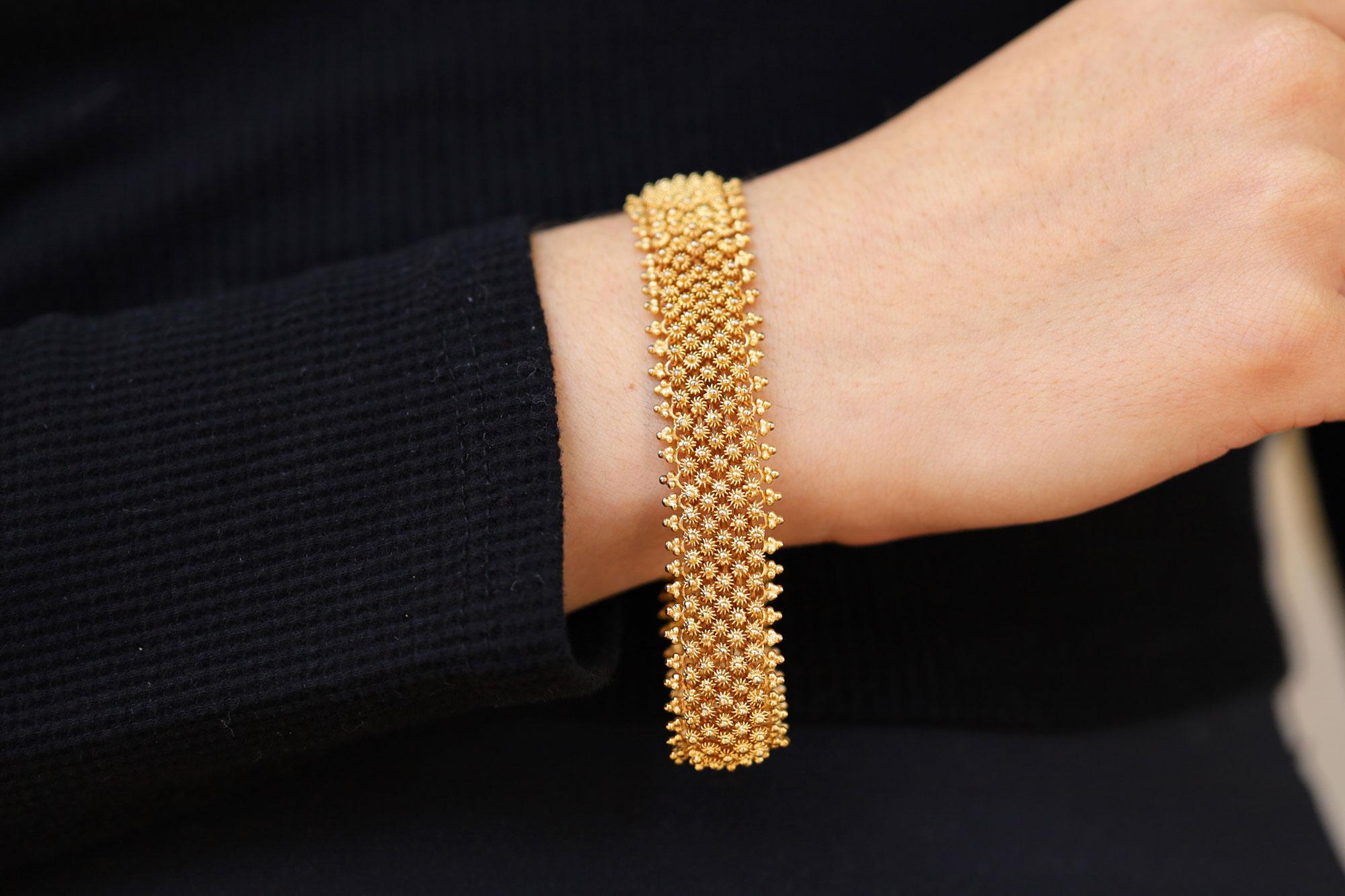 Dieses breite viktorianische Maschenarmband ähnelt einem fein gewebten Stoff und ist mit feiner Cannetille gearbeitet. Die Herstellung der tausenden von Schriftrollen auf jeder Blume erforderte monatelange, komplizierte und präzise