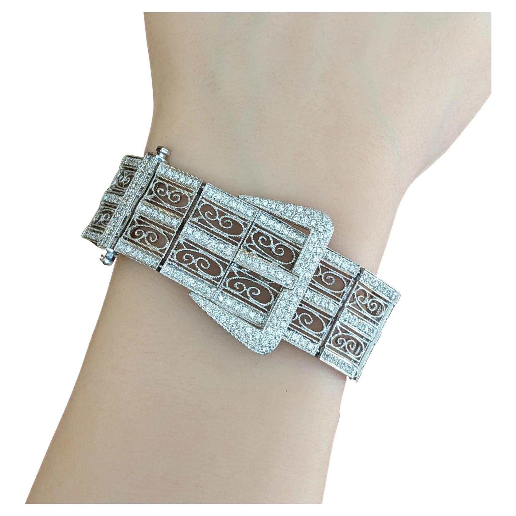 Large bracelet boucle en or blanc 18k avec diamants, 3.80 carats en vente