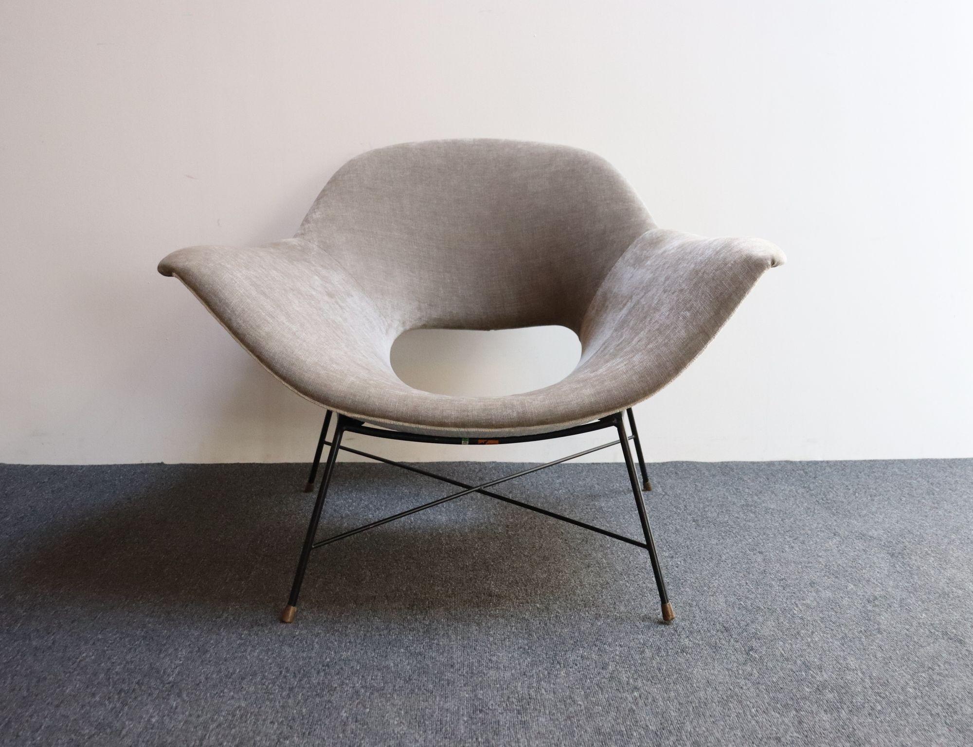 Mid-Century moderno Ampia poltrona italiana vintage in metallo e velluto di Augusto Bozzi per Saporiti in vendita